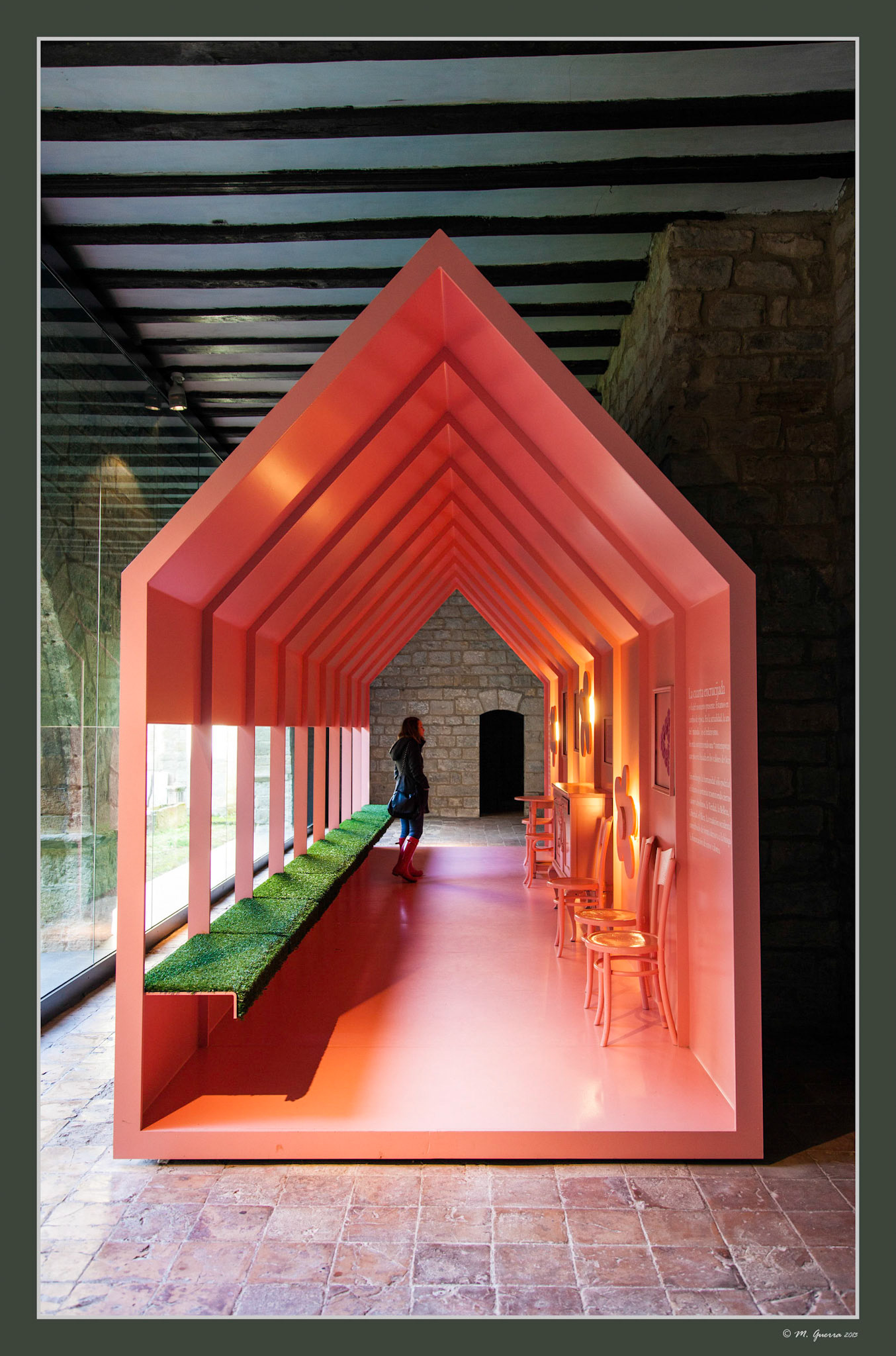 Alex en una construcción de madera en una exposición en el claustro de la Catedral de Pamplona. Ampliar