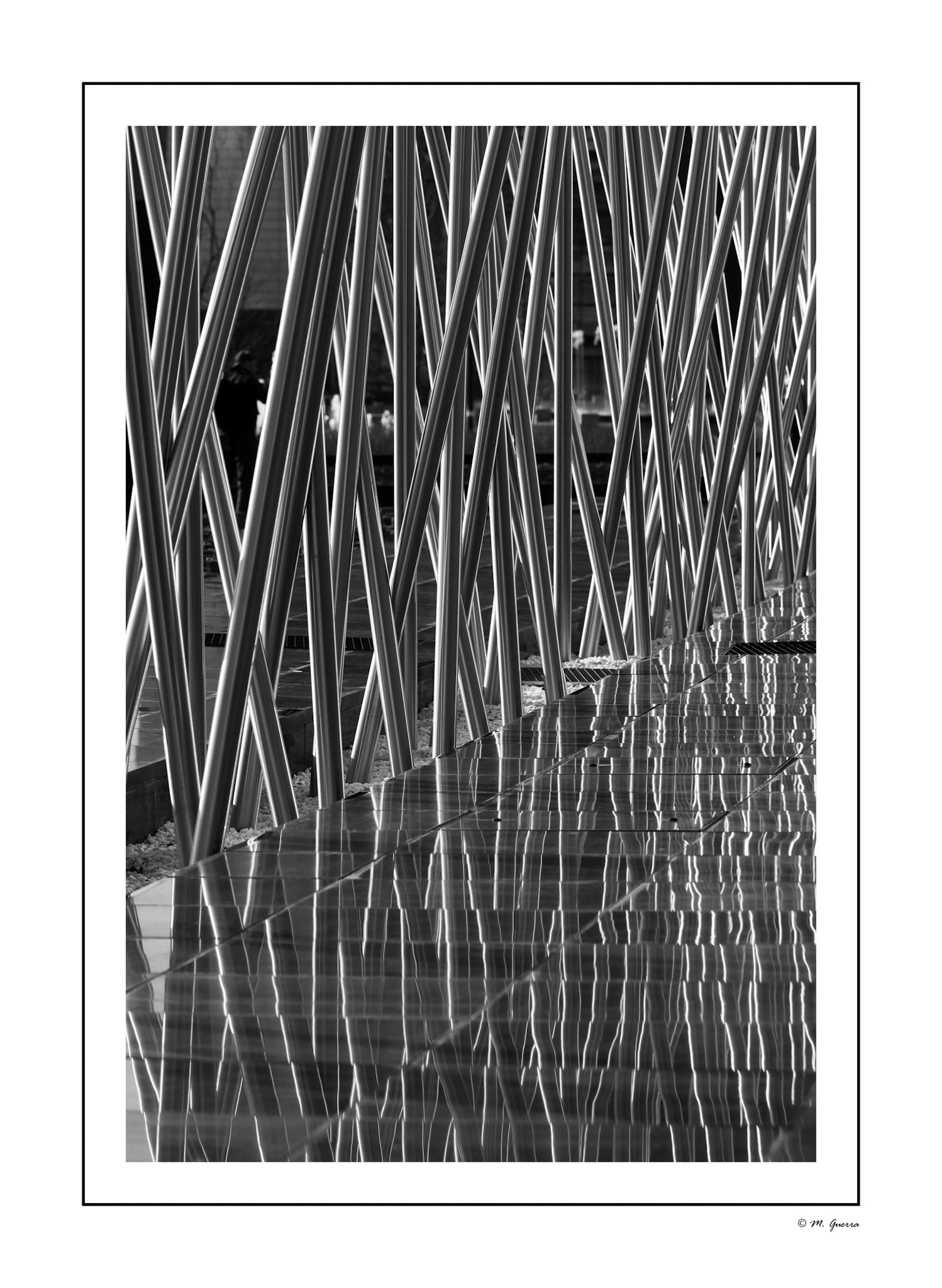 Escultura al aire libre en el complejo de las torres de la Castellana en Madrid. Ampliar. Shutterstock posible
