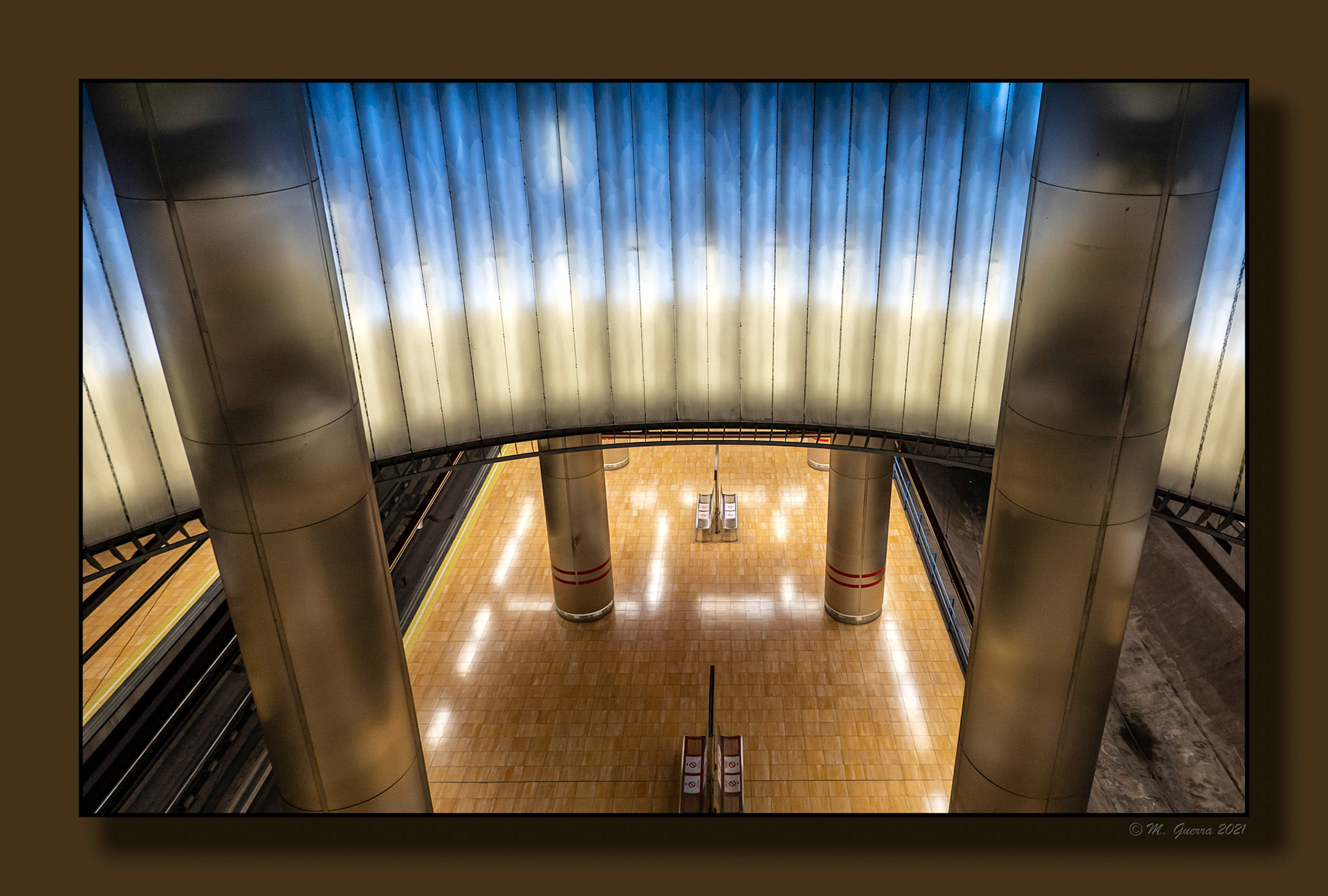 Juego de luces en la estación de metro de Chamartín