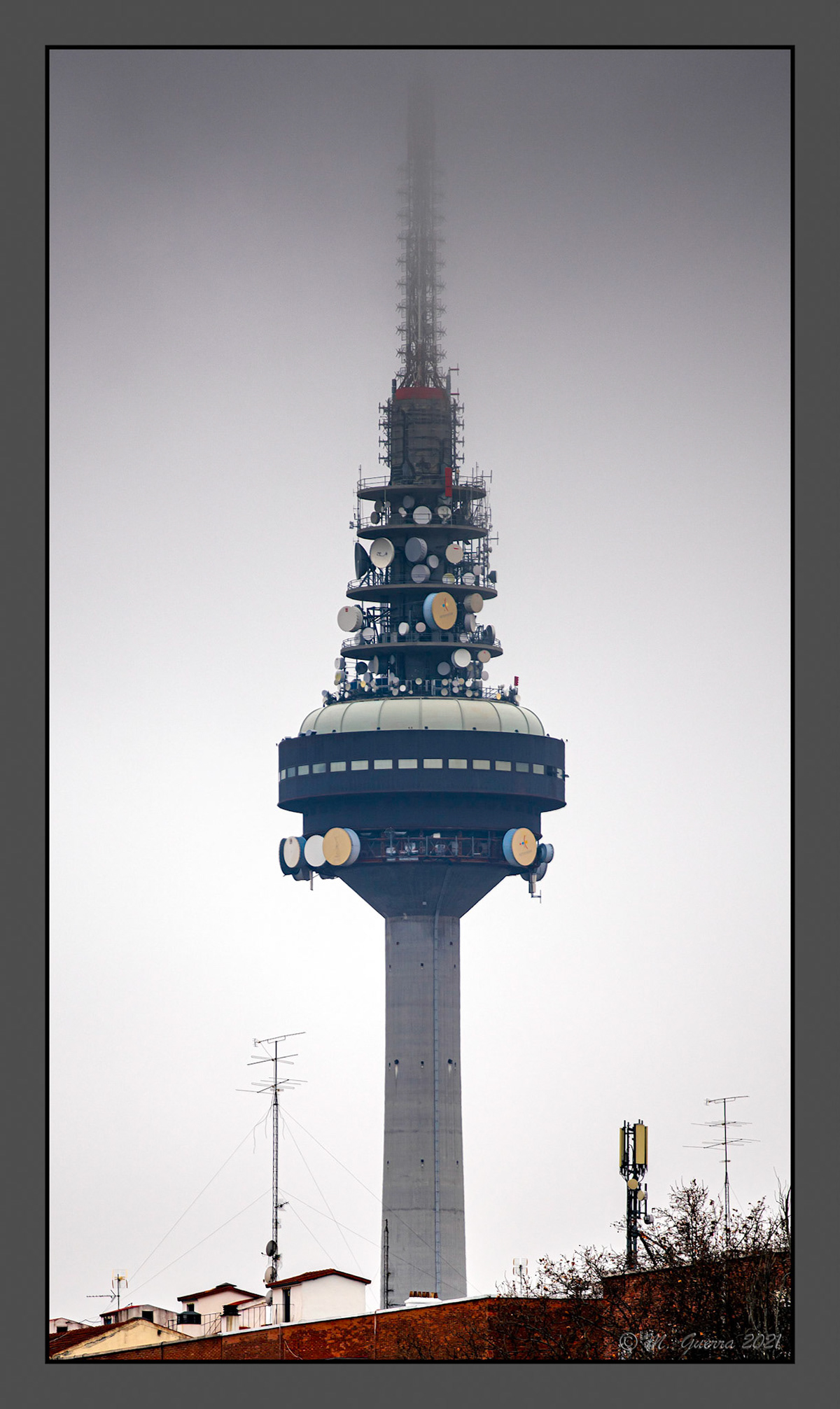 El Pirulí bajo la niebla