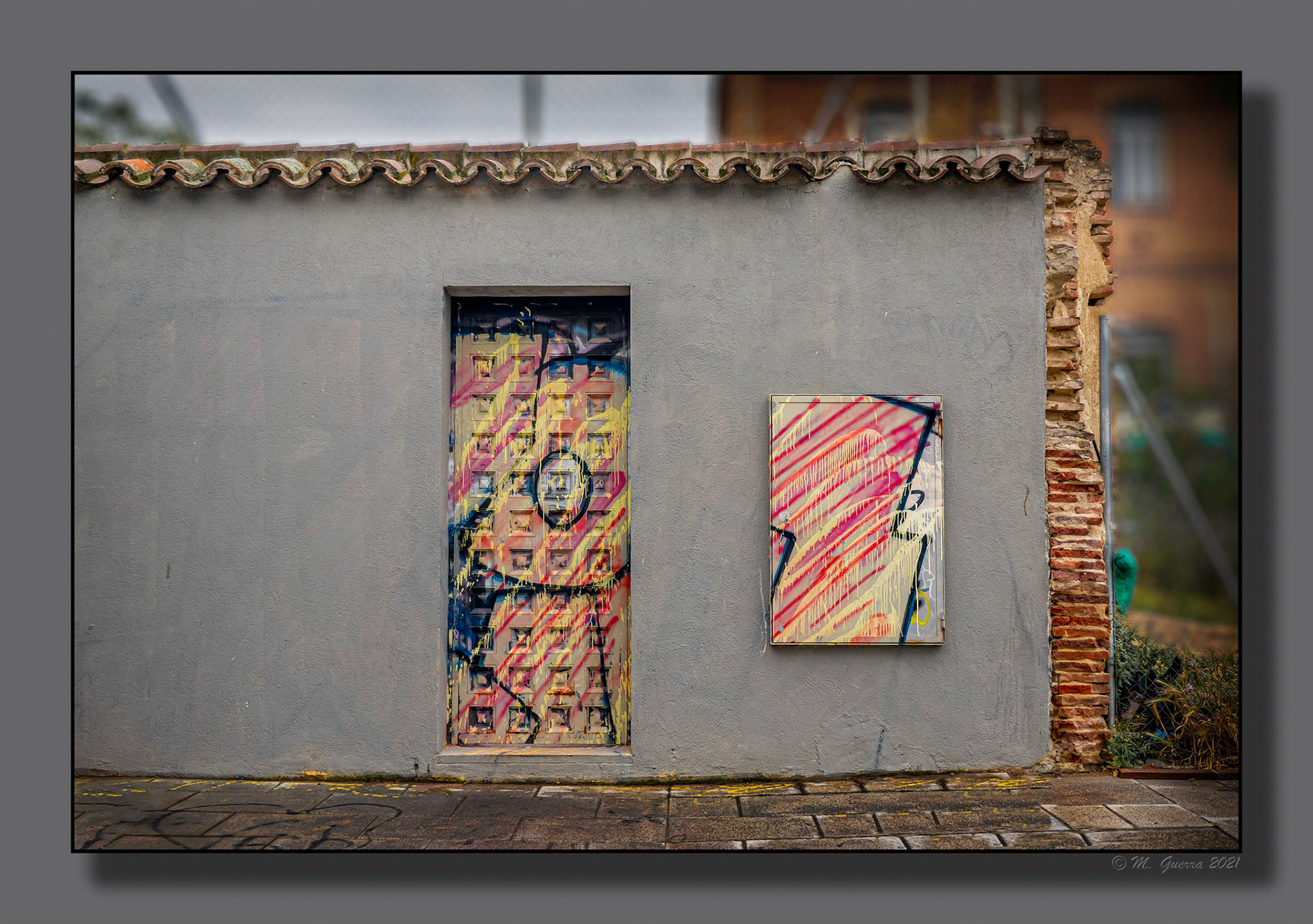 Puerta y ventana pintadas