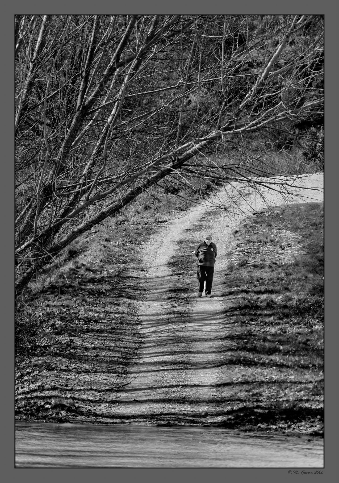 Anciano paseando en Trillo