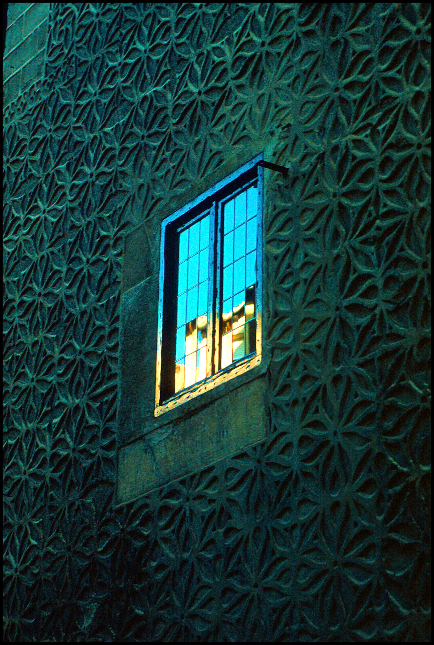 Ventana en Segovia. Ampliar. 100ASA