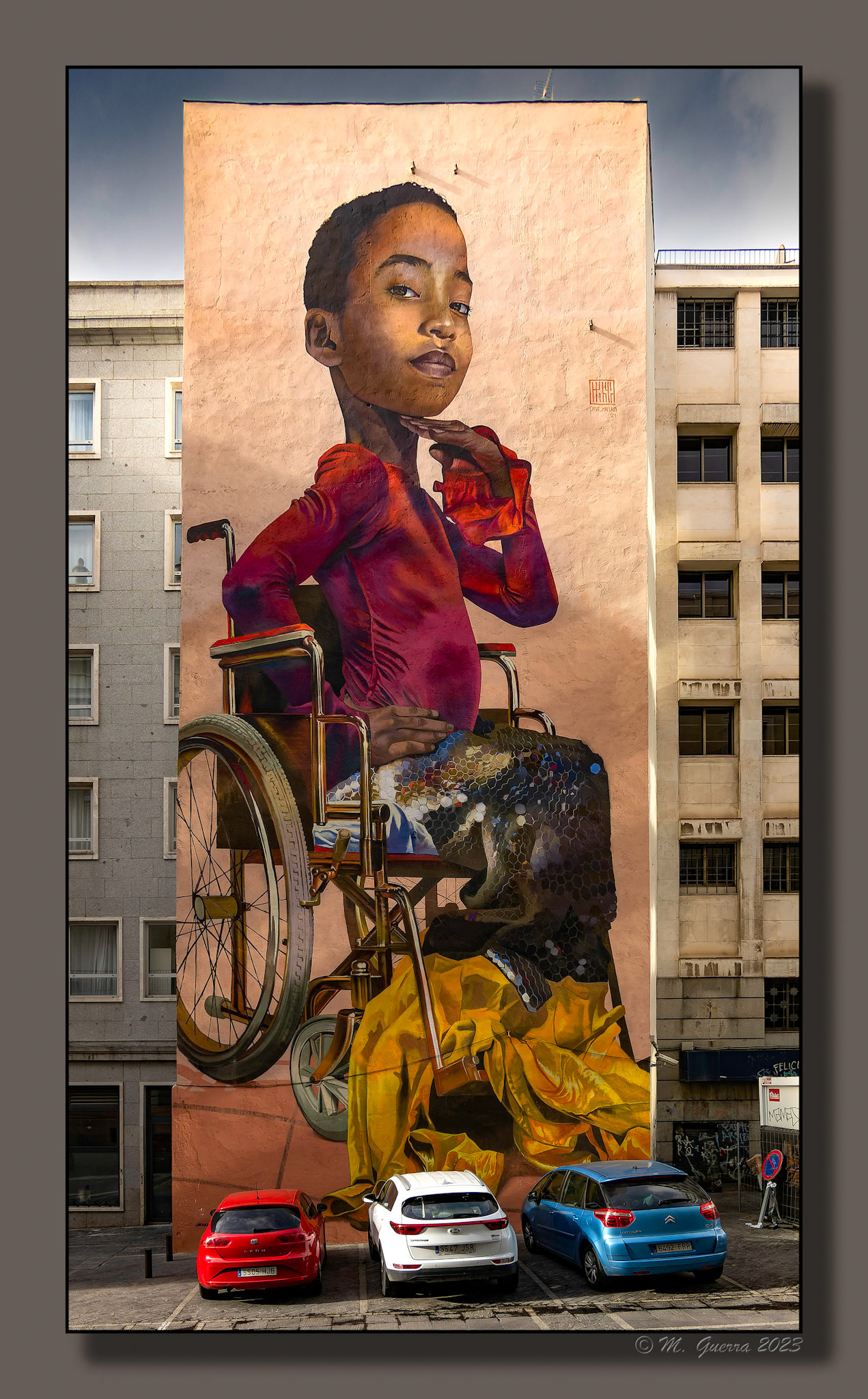 Pintada de un niño en silla de ruedas en un edificio cerca de Sol. 100ASA