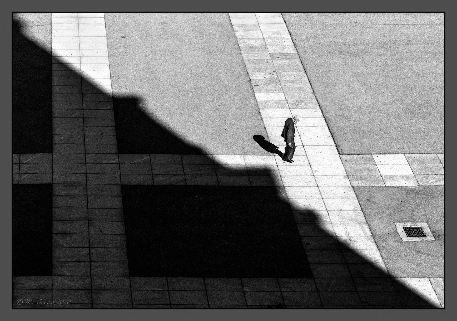 Anciano paseando frente al Palacio Real. Ampliar