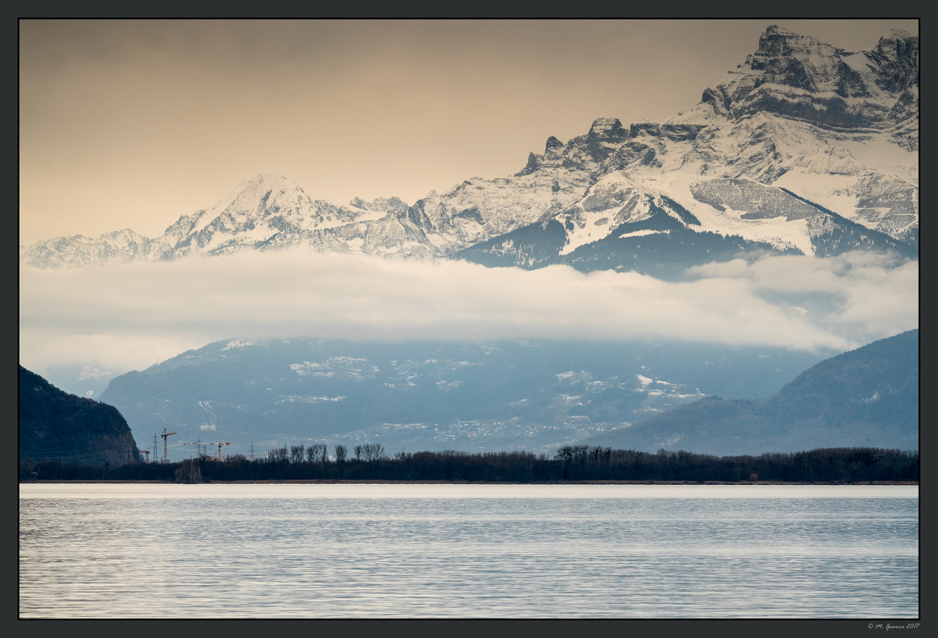 Los Alpes a orillas del lago Leman. Ampliar. 100ASA