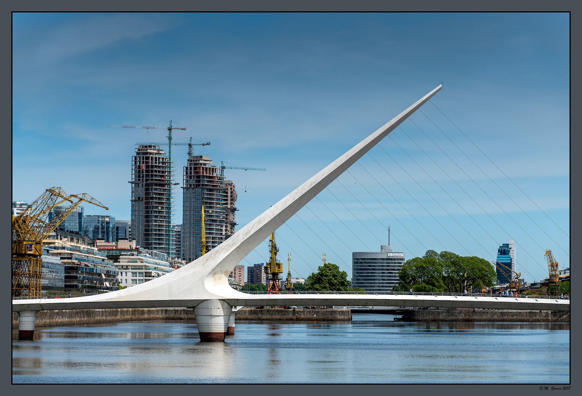 Puente de Calatrava en Puerto Madero en Buenos Aires. Ampliar. 100ASA