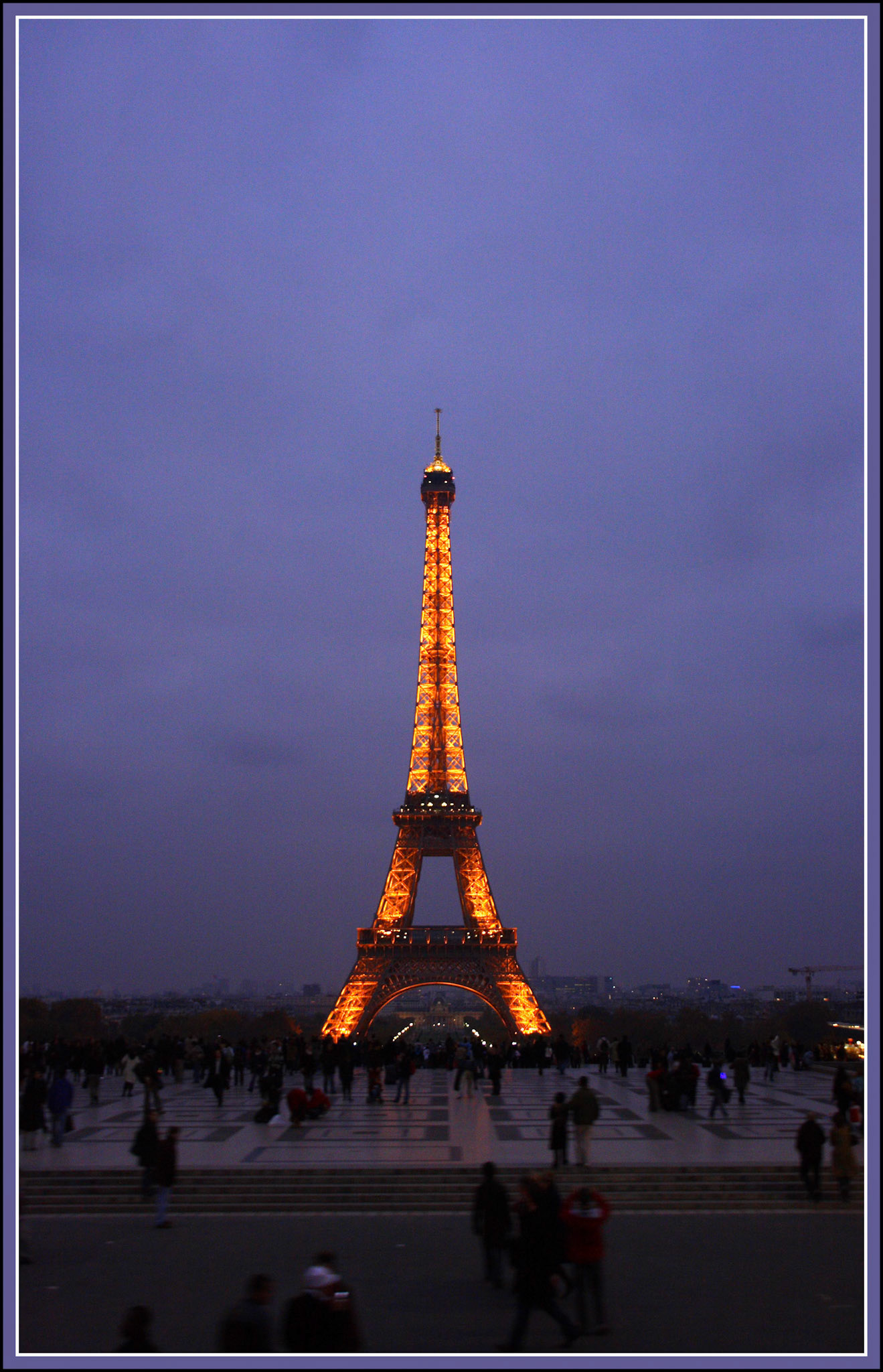 La torre Eiffel iluminada de noche en París. Ampliar. 100ASA