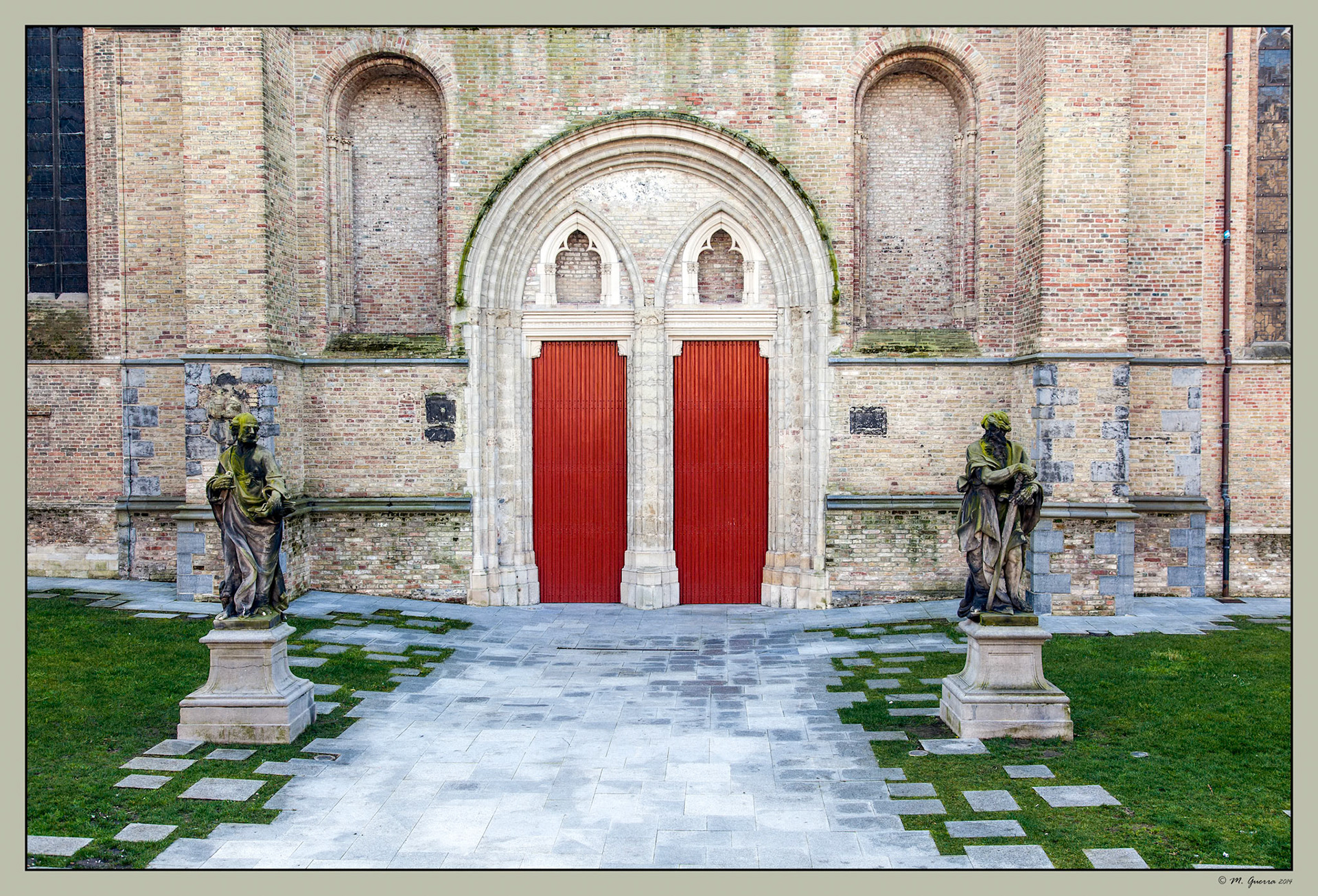 Puerta de entrada de la catedral de San Salvador en Brujas. Ampliar. 100ASA