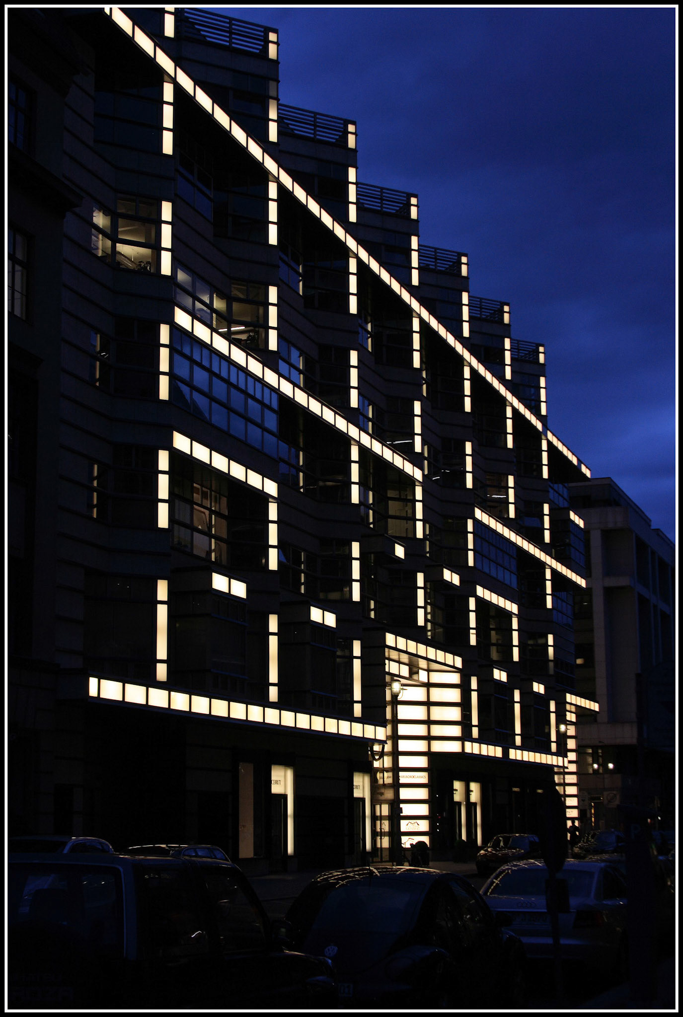 Edificio iluminado en Berlín. Ampliar. 100ASA