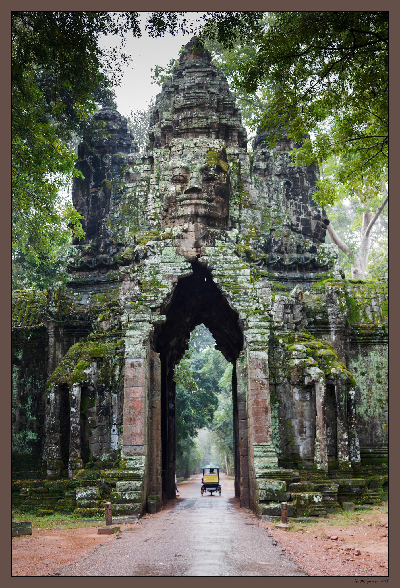 Tuc Tuc bajo una puerta de acceso al templo de Preah Khan. Ampliar