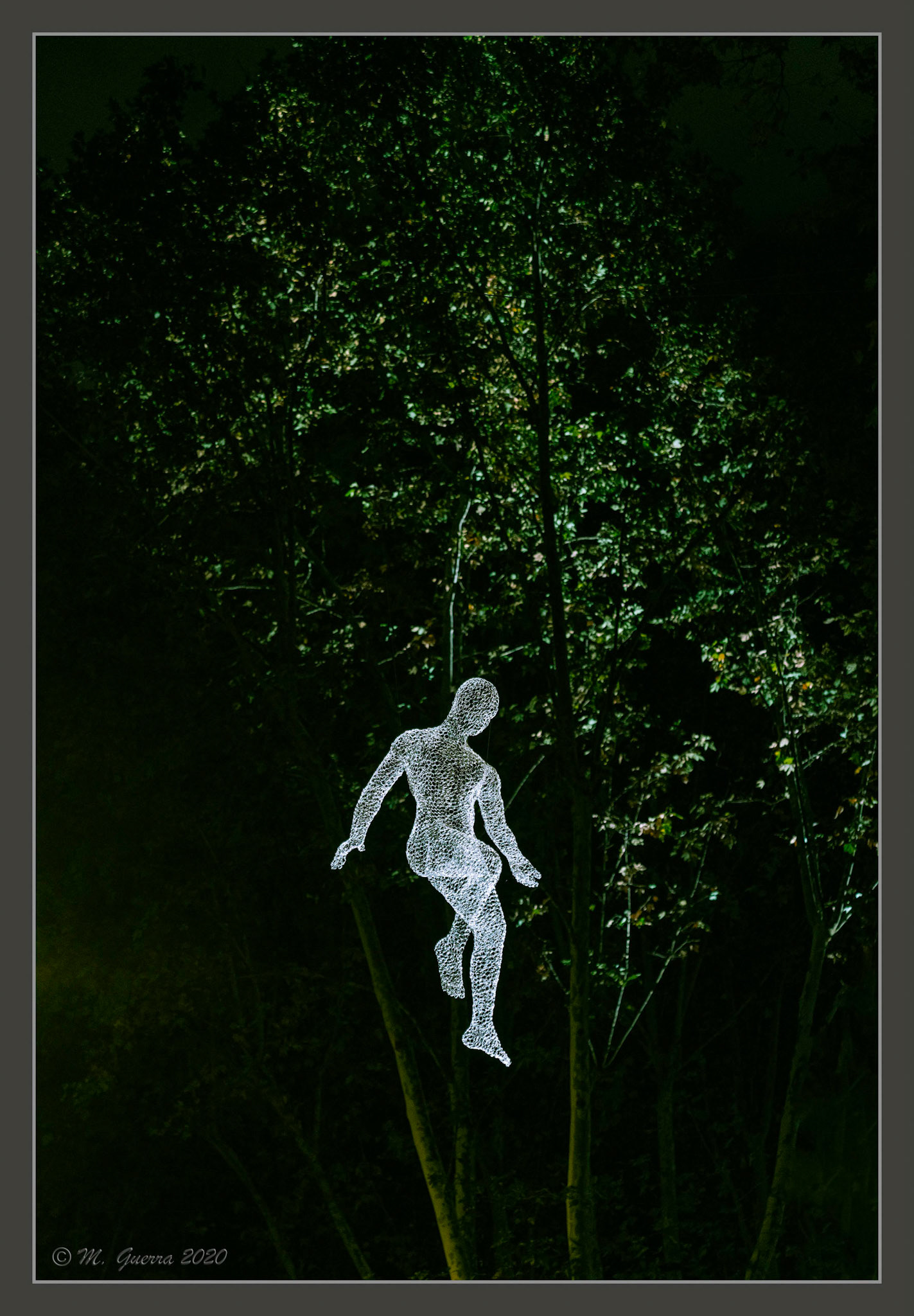 Escultura de alambre iluminada en Madrid