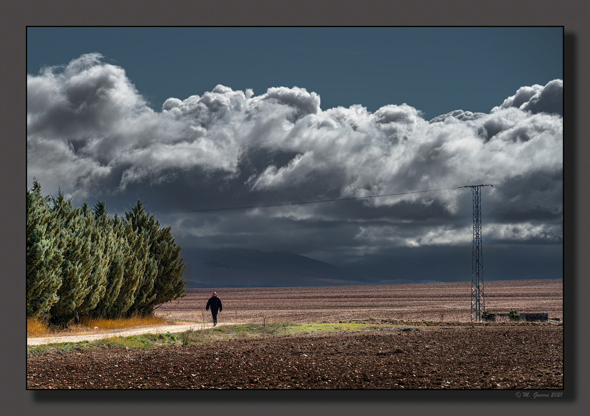 Hombre paseando por el campo en Maderuelo. 100ASA