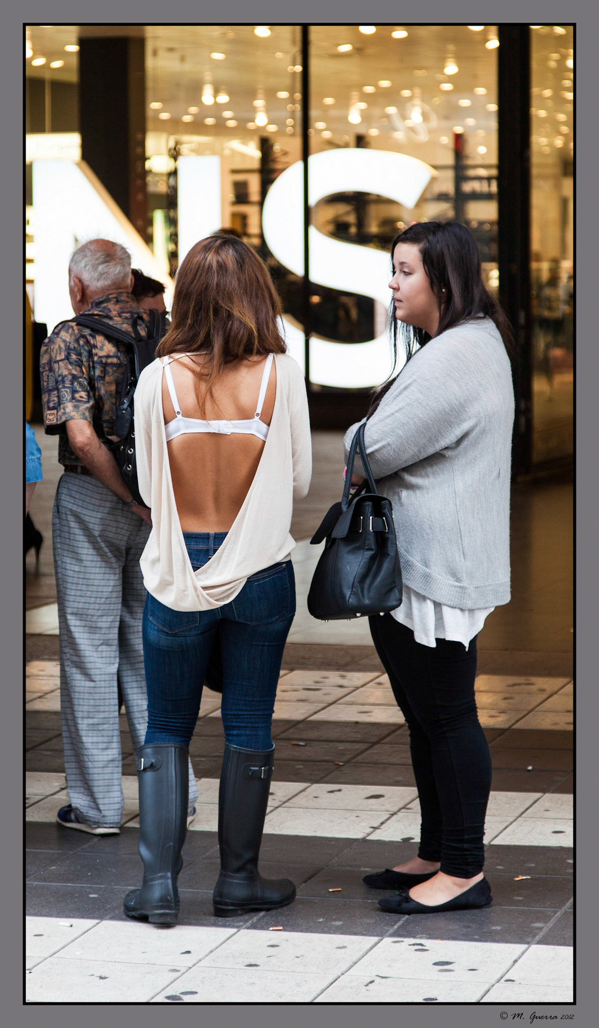 Chica con una camisa abierta por la espalda en Dronninggatan en Estocolmo. Ampliar
