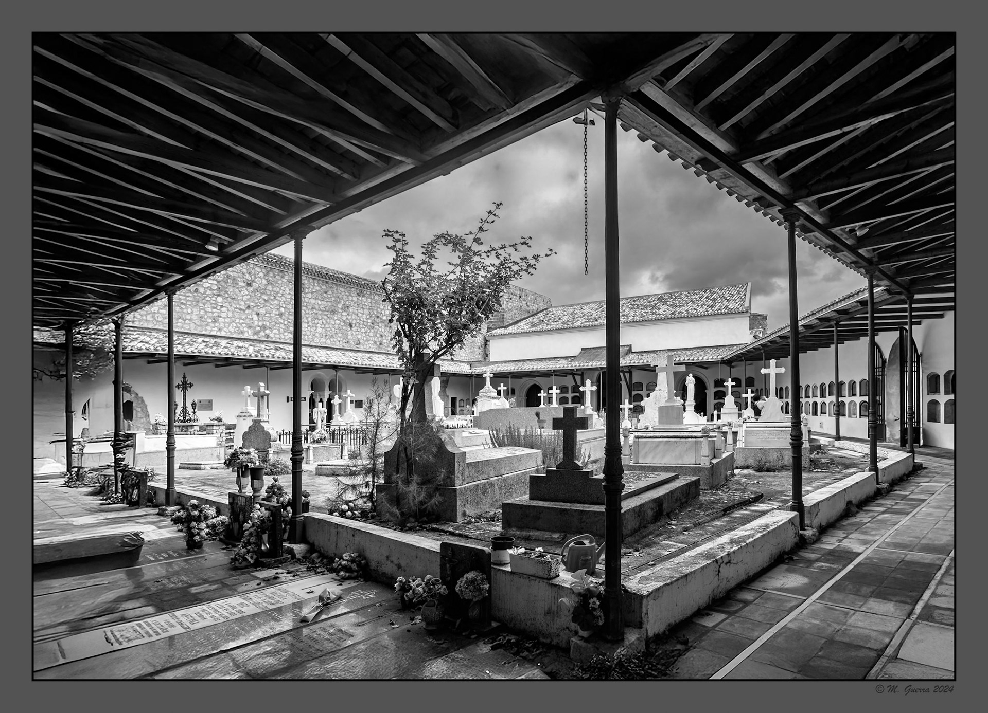 Tumbas y nichos en el cementerio de Brihuega