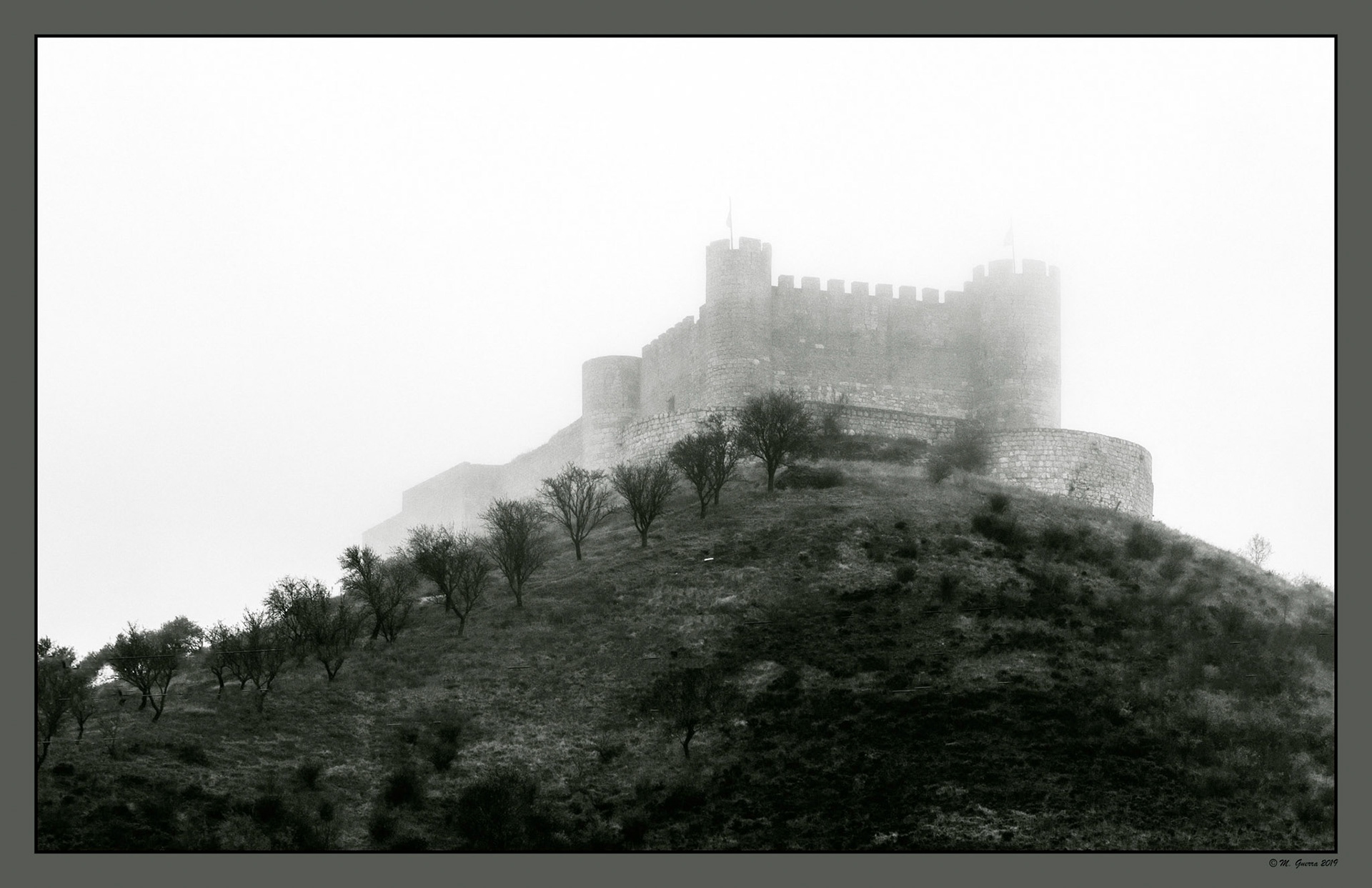 El castillo de Jadraque entre la niebla. Ampliar