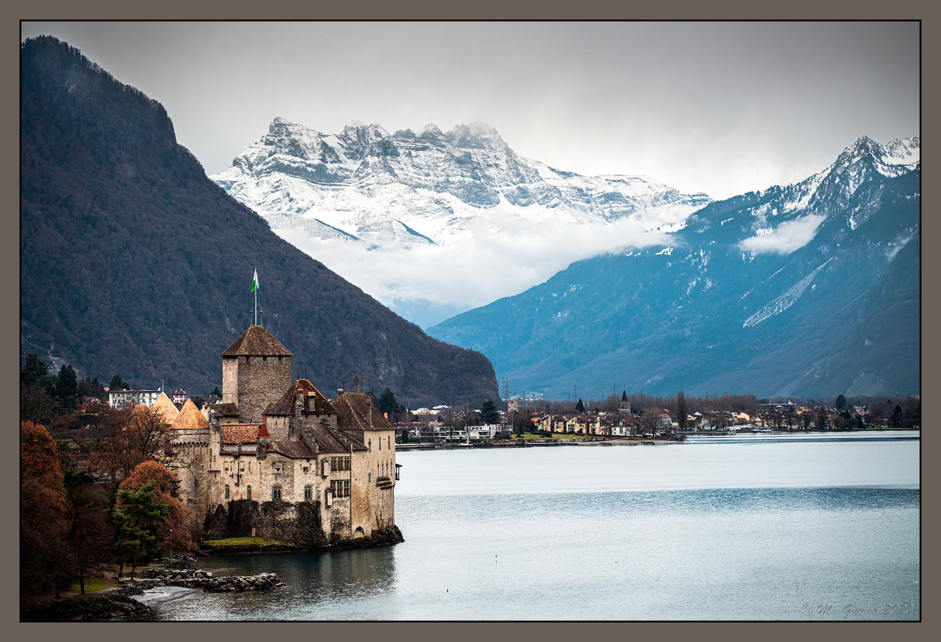 El castillo de Chillon cerca de Montreux, a orillas del lago Leman, con los Alpes al fondo. 100ASA