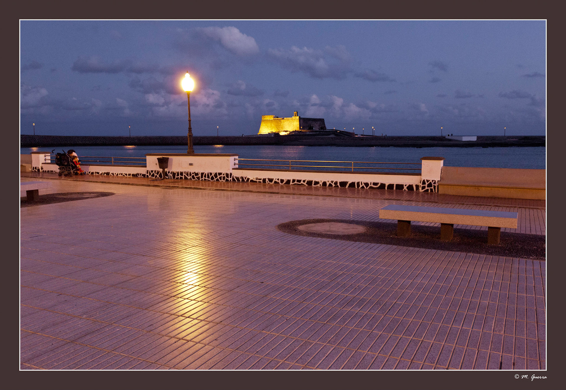 Castillo - Fortaleza en Arrecife, Lanzarote iluminado de noche con luz azul. Ampliar