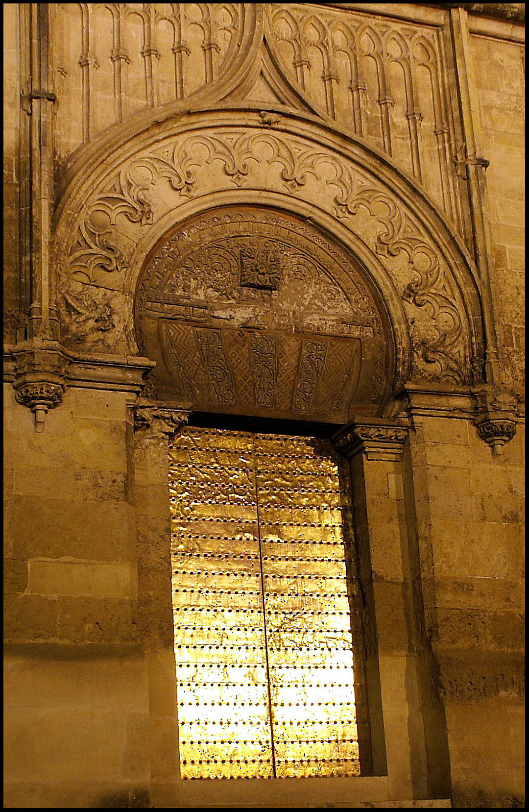 Puerta de la catedral de Córdoba. Ampliar