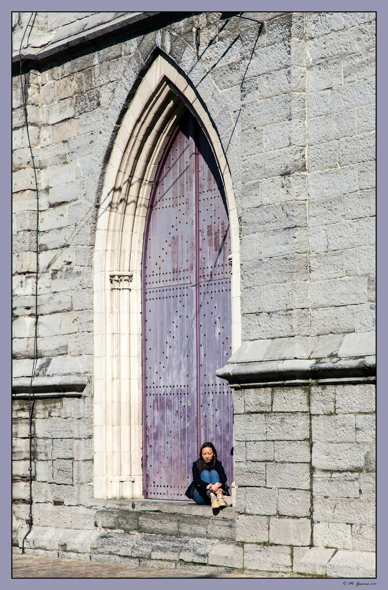 Chica sentada a la puerta de una iglesia en Gante. Ampliar. 100ASA