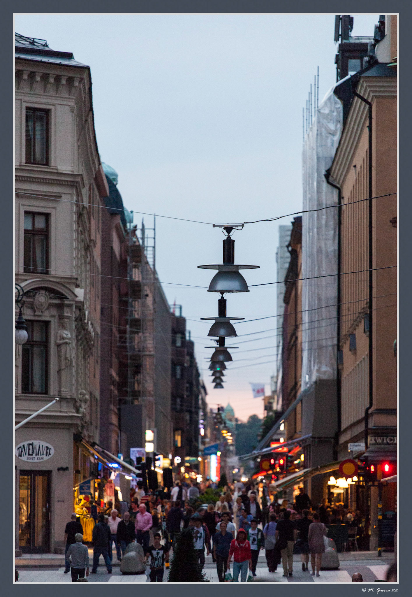 La calle Drottninggatan en Estocolmo llena de gente. Ampliar