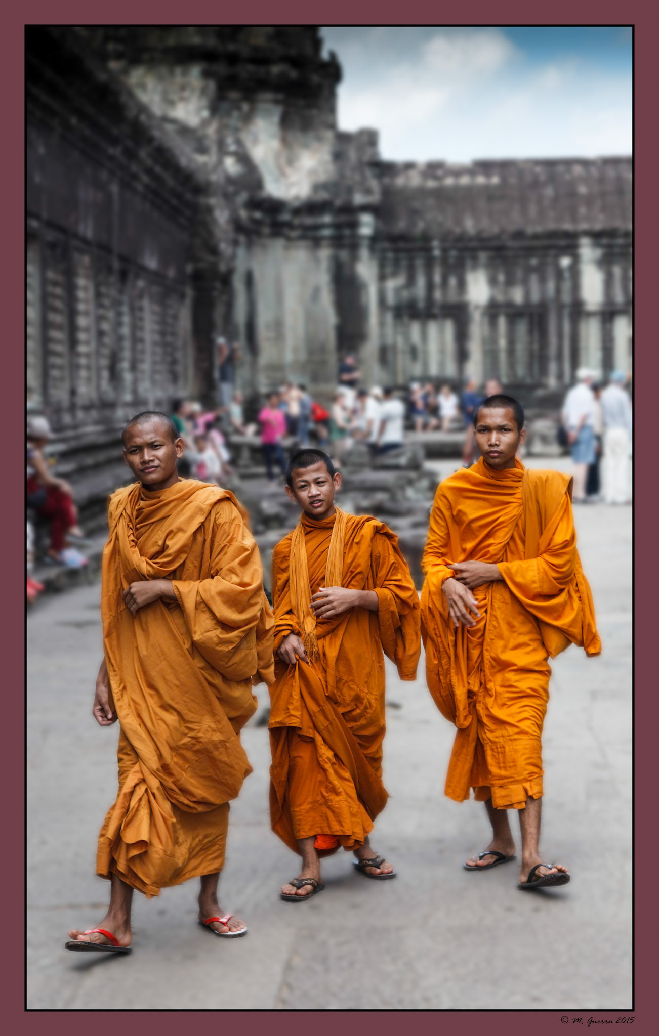 Monjes budistas en el templo de Angkor Wat. Ampliar