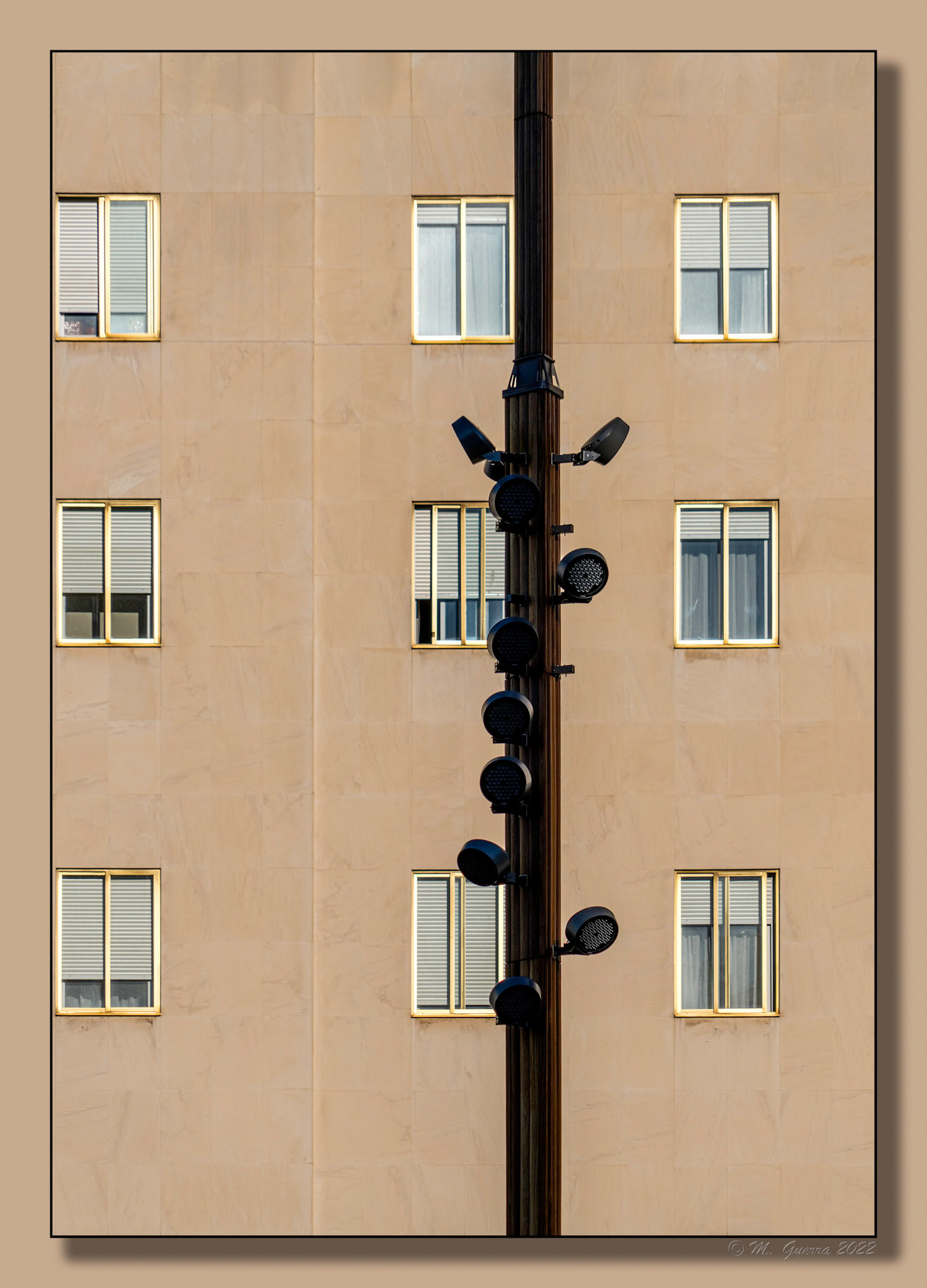 Farola y edificio en la Plaza de España. 100ASA
