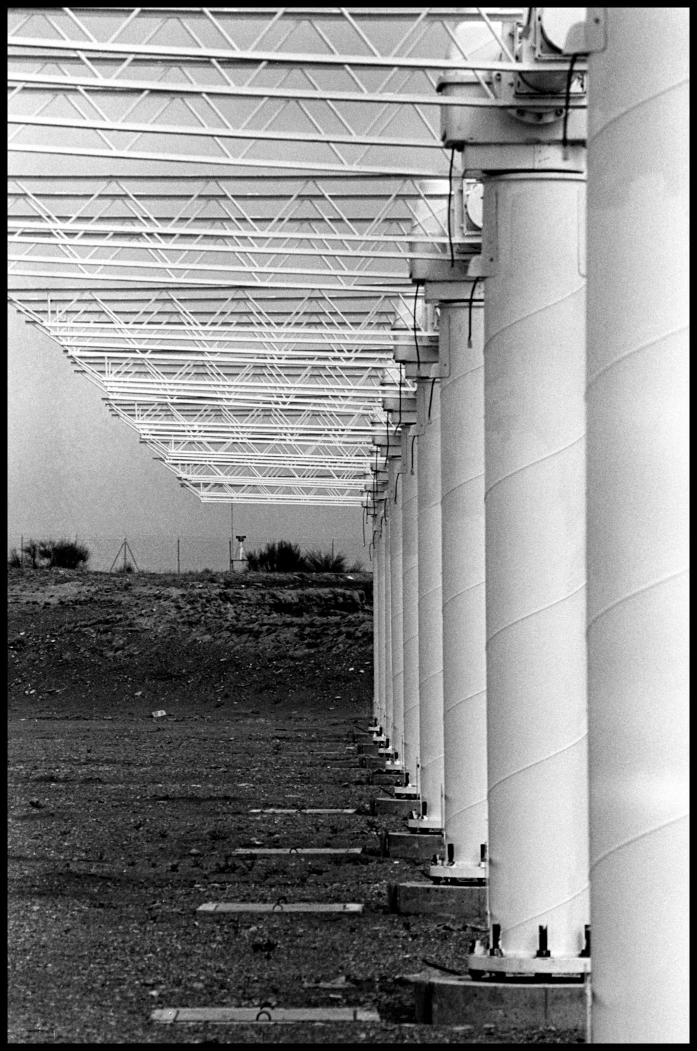 El campo de heliostatos de la central solar de Almería antes de colocar los espejos. Ampliar