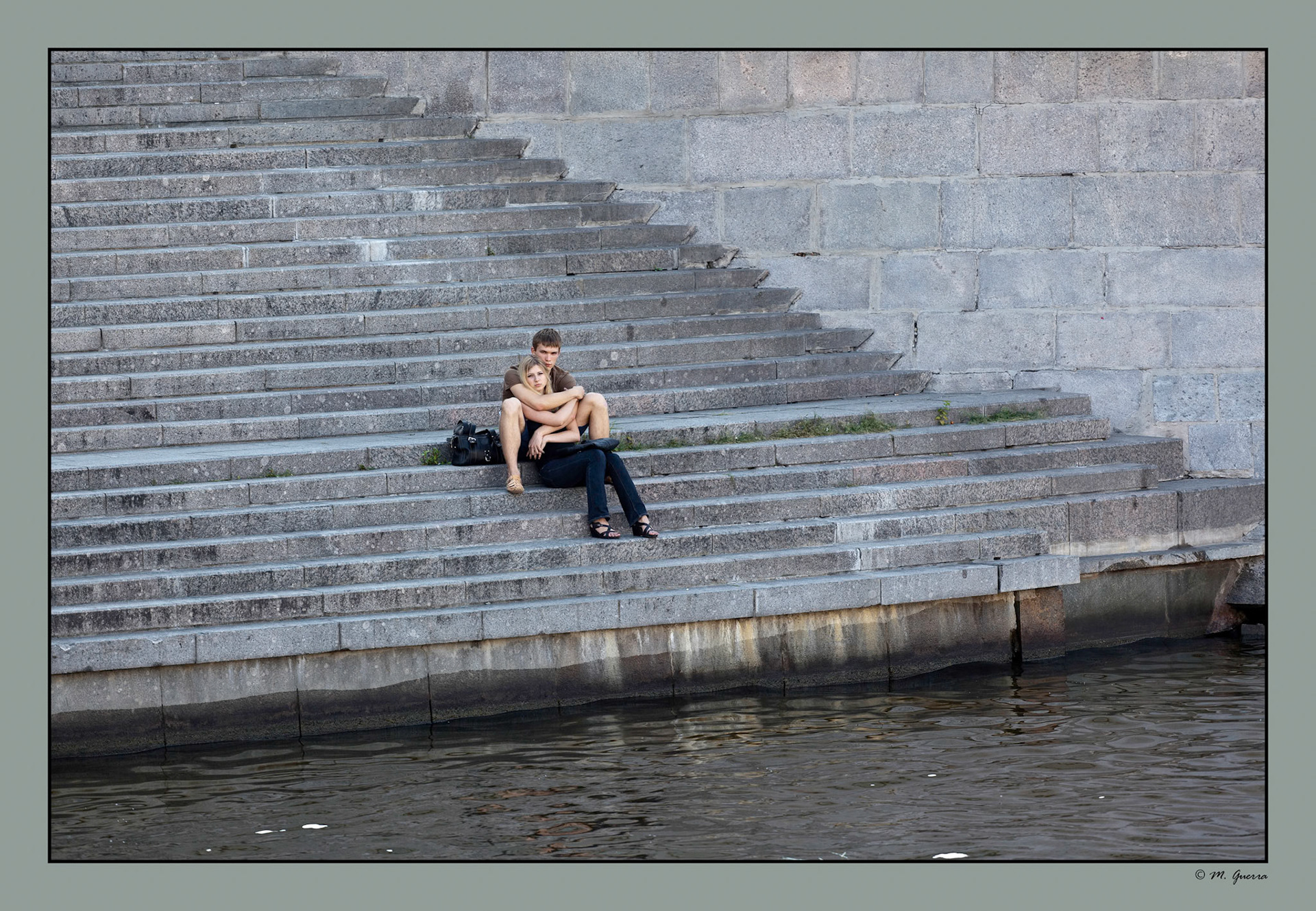 Una pareja en la escalinata de un embarcadero del río Moscova en Moscú. Ampliar. 100ASA