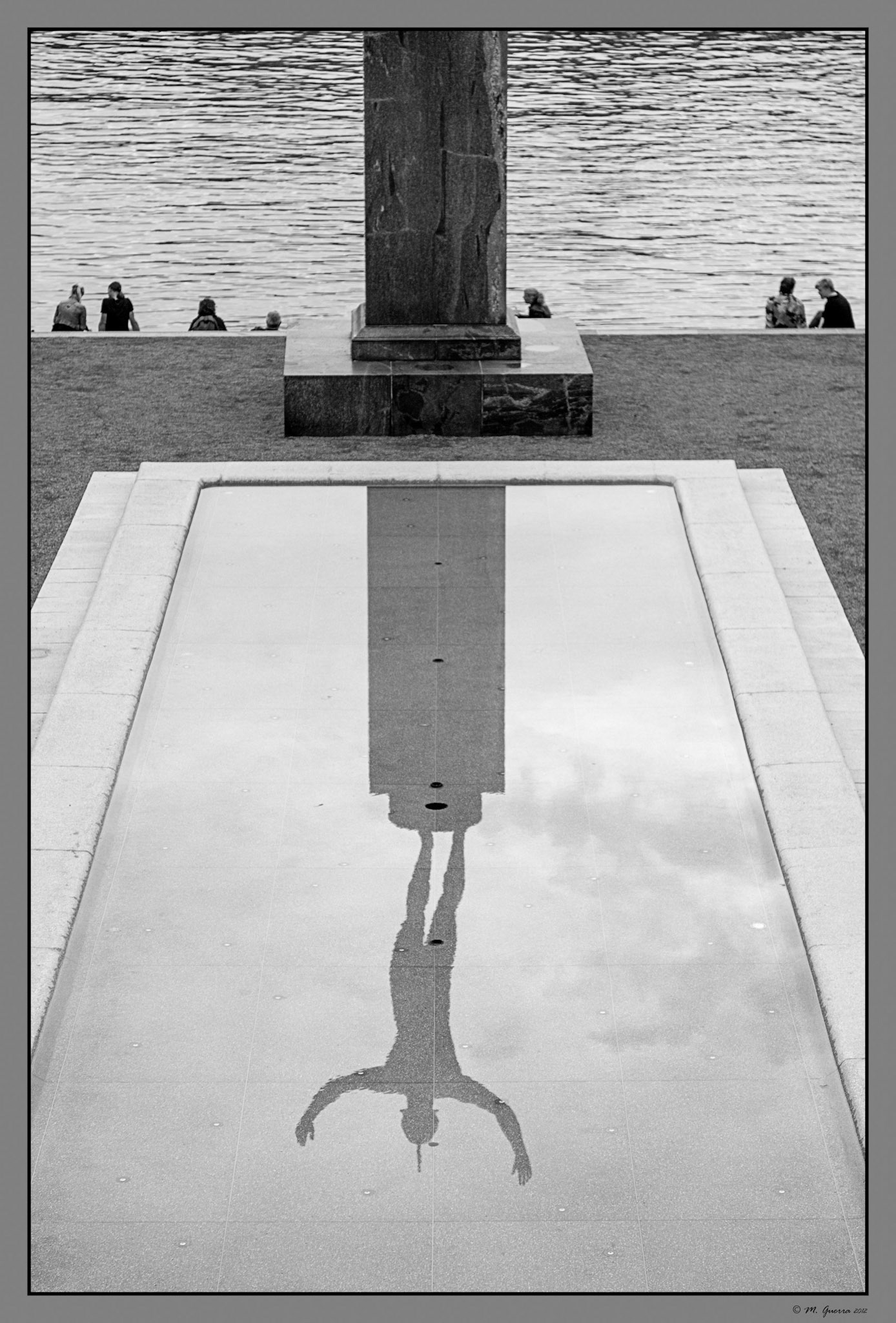 Estatua y estanque en el islote Helgeandsholmen en Estocolmo. Ampliar