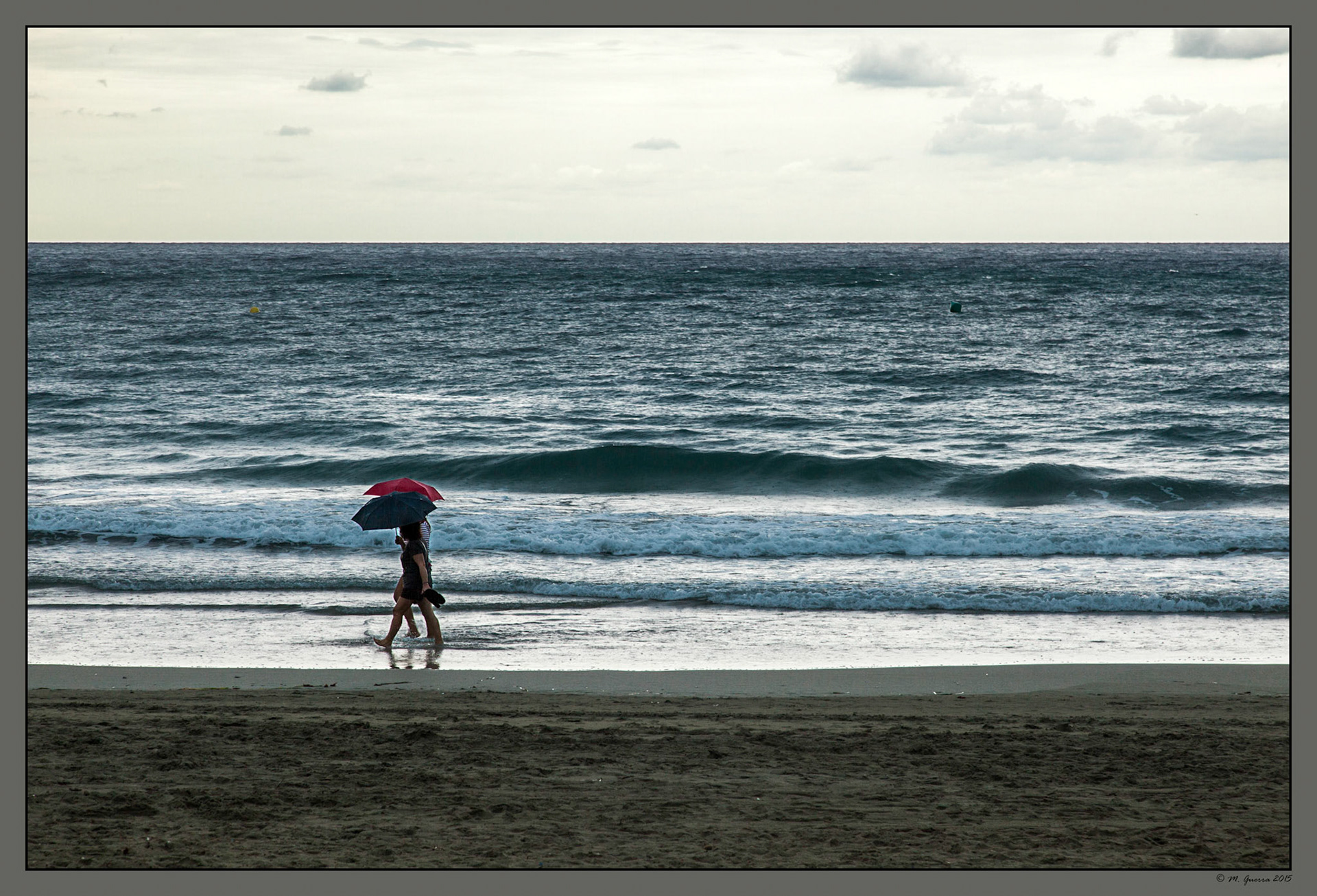 Una pareja paseando en la playa de Levante en Calpe. Ampliar
