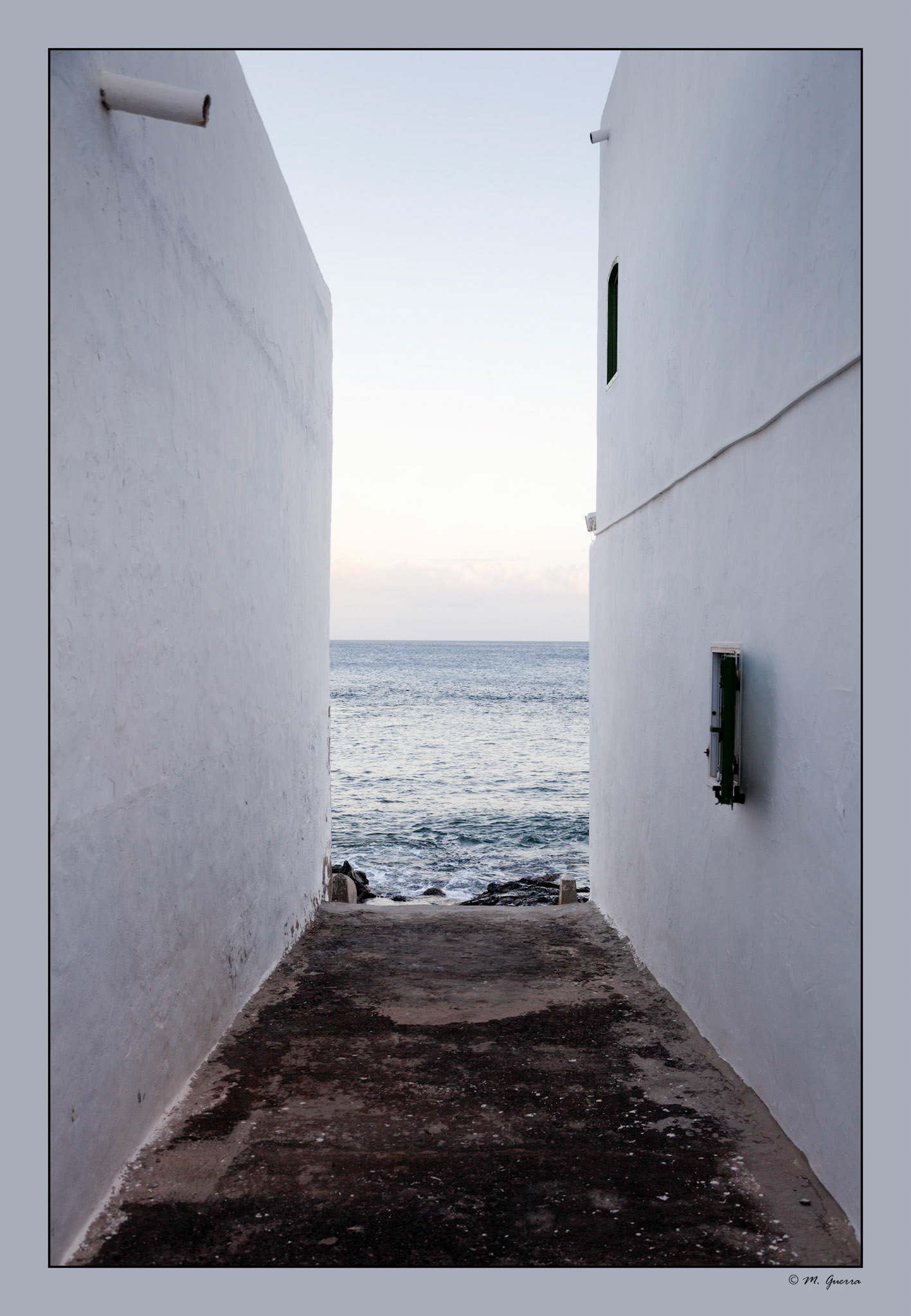 Callejón con salida al mar en un pueblecito de Costa Teguise en Lanzarote. Ampliar