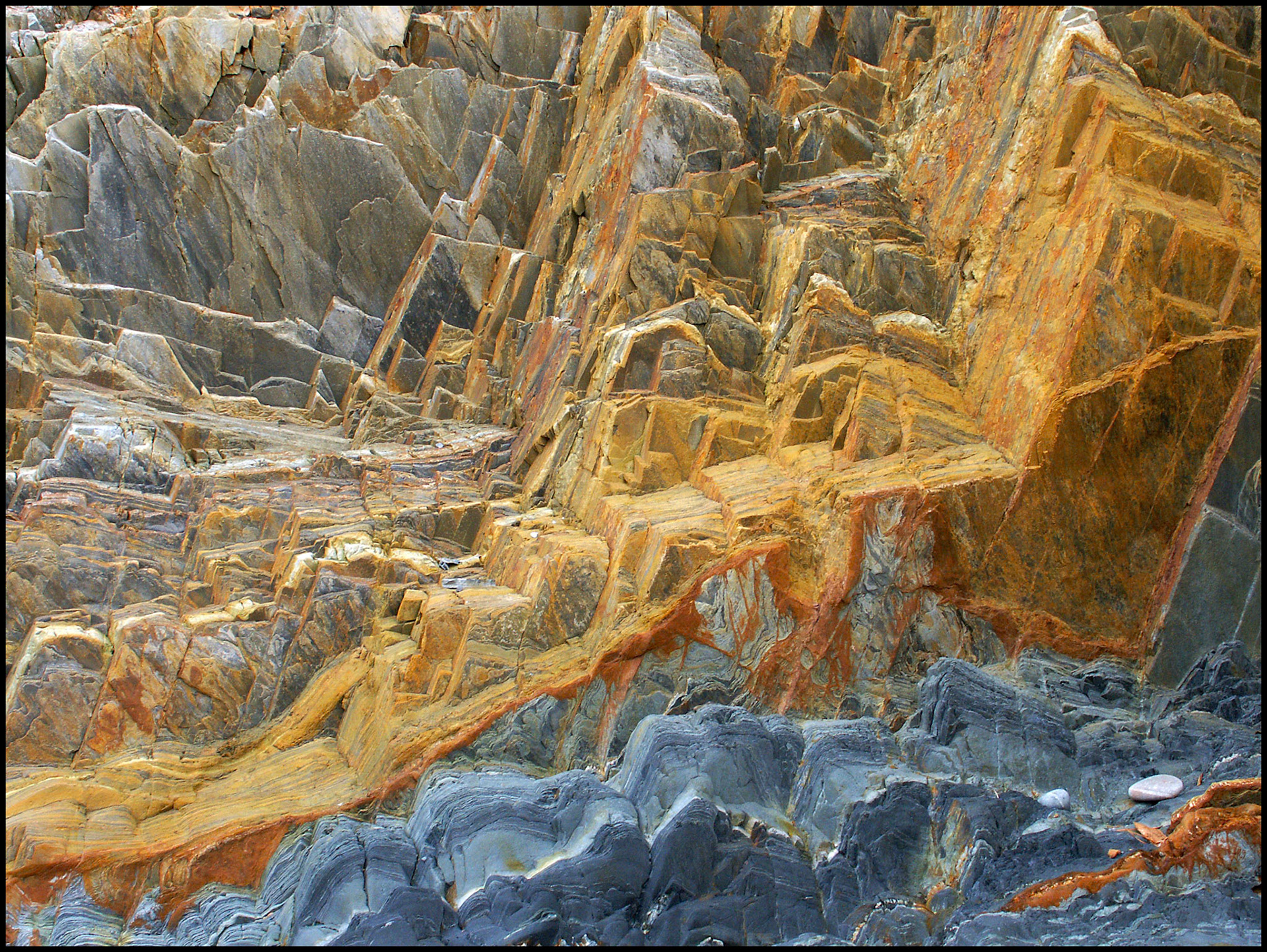 Piedras en la playa del silencio, Asturias. Ampliar. 100ASA