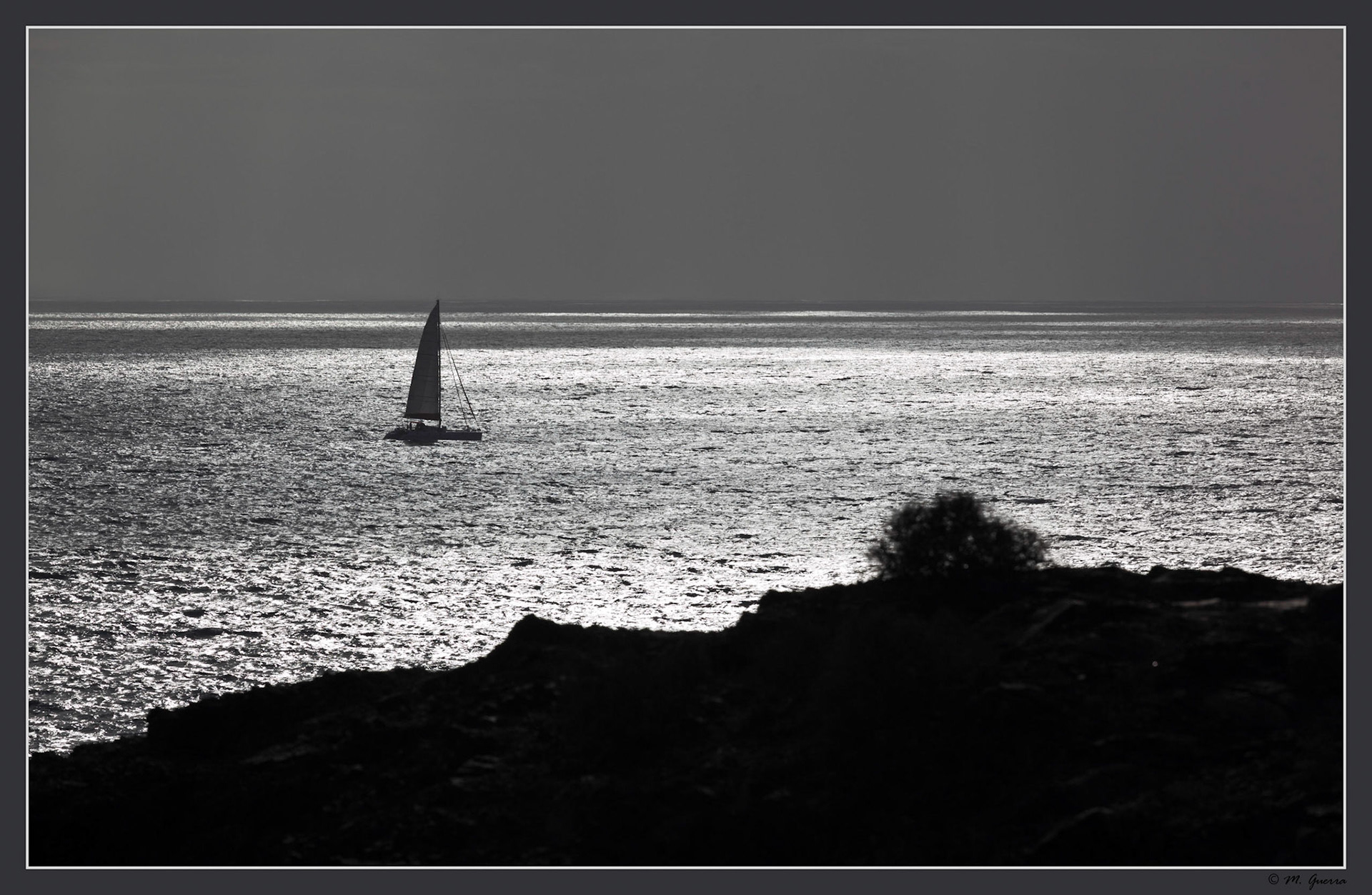 Un velero en La punta y la playa de El Papagayo en Lanzarote. Ampliar