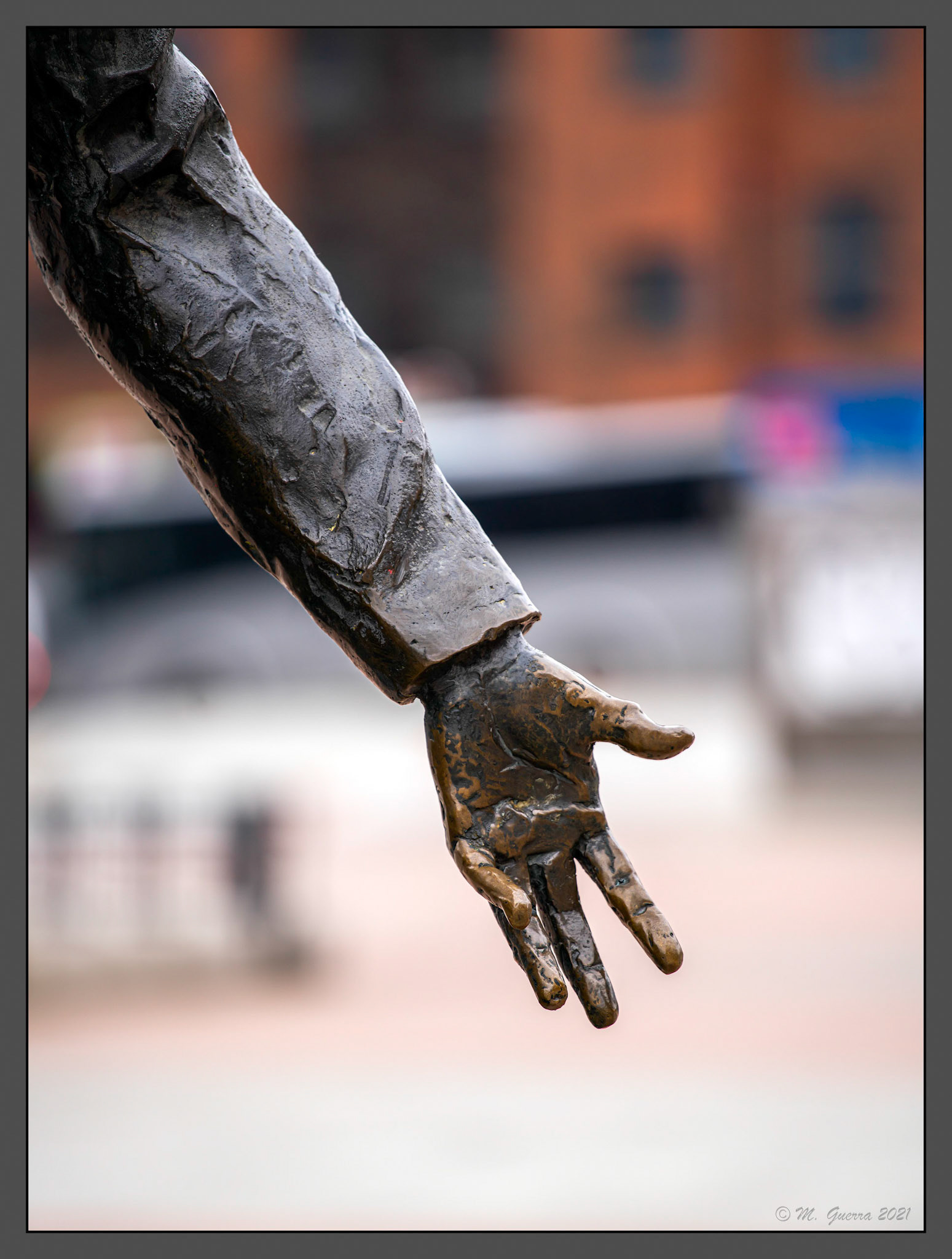 Estatua de un torero en la Plaza de Las Ventas. Detalle de una mano