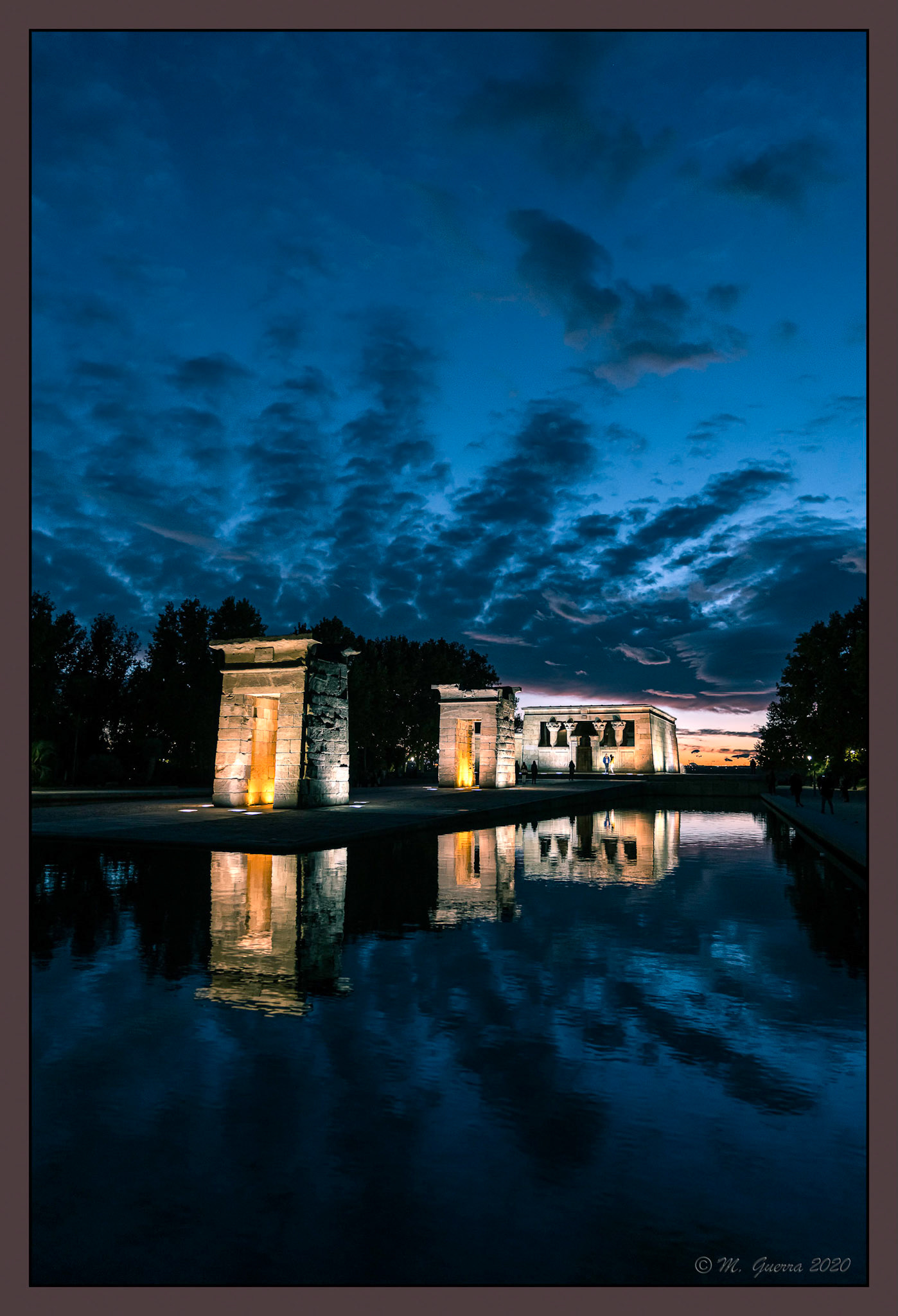 El templo de Debod con luz azul