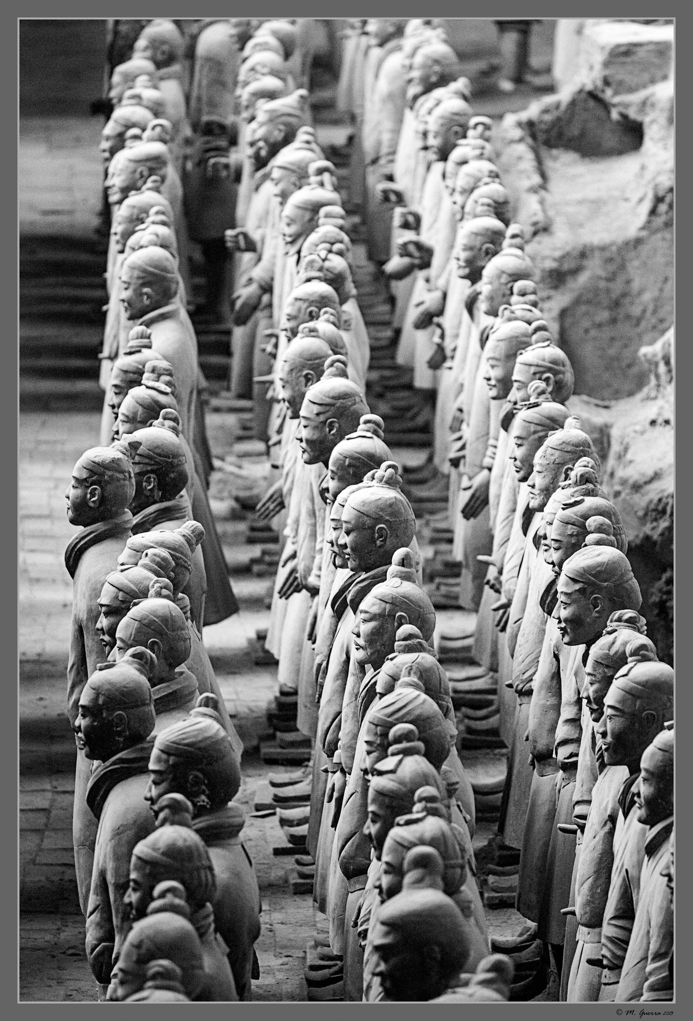 Guerreros de terracota en la primera tumba del Mausoleo del Emperador Qin en Xian. Ampliar