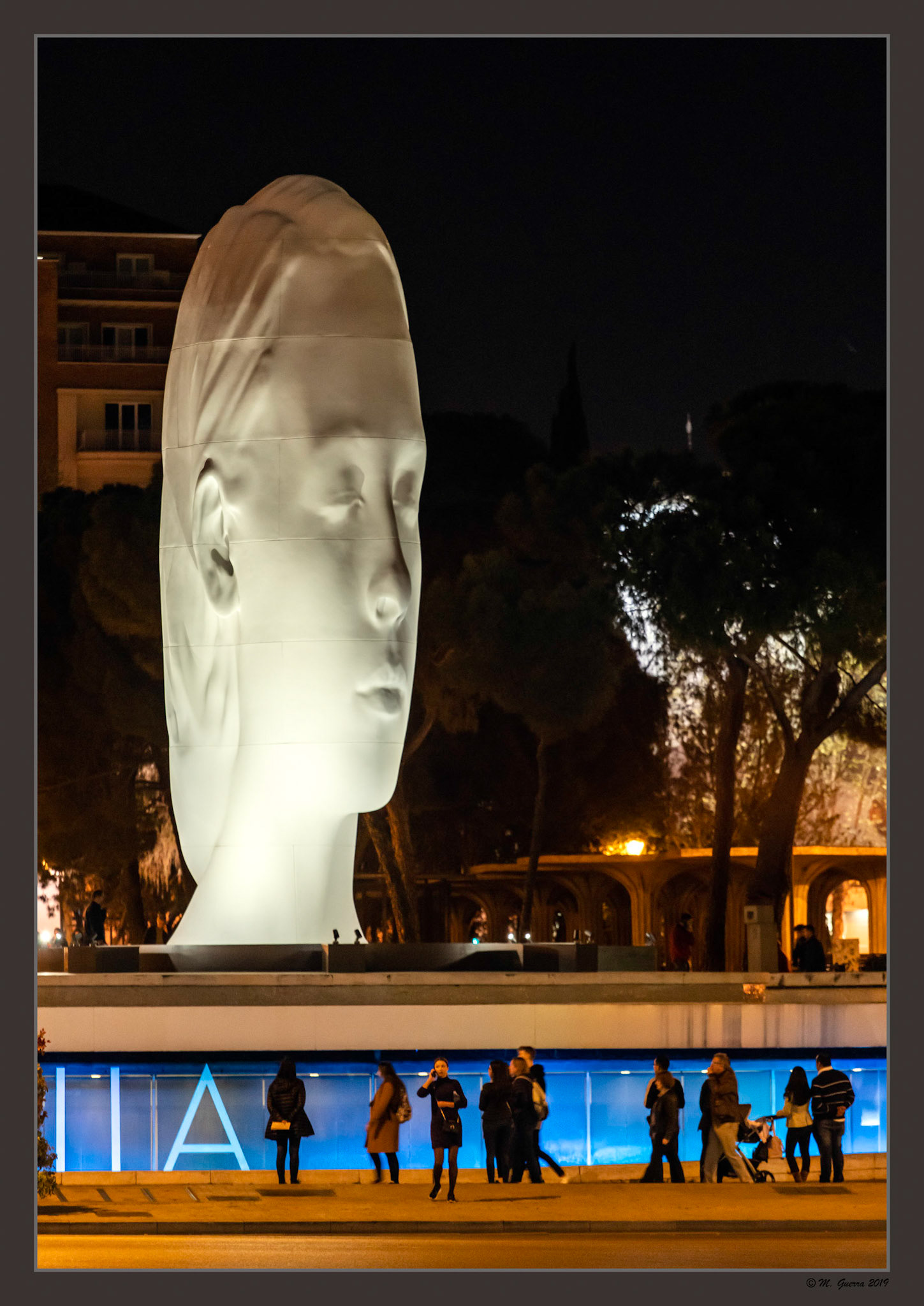 Cara iluminada estilizada en la Plaza de Colón. Ampliar