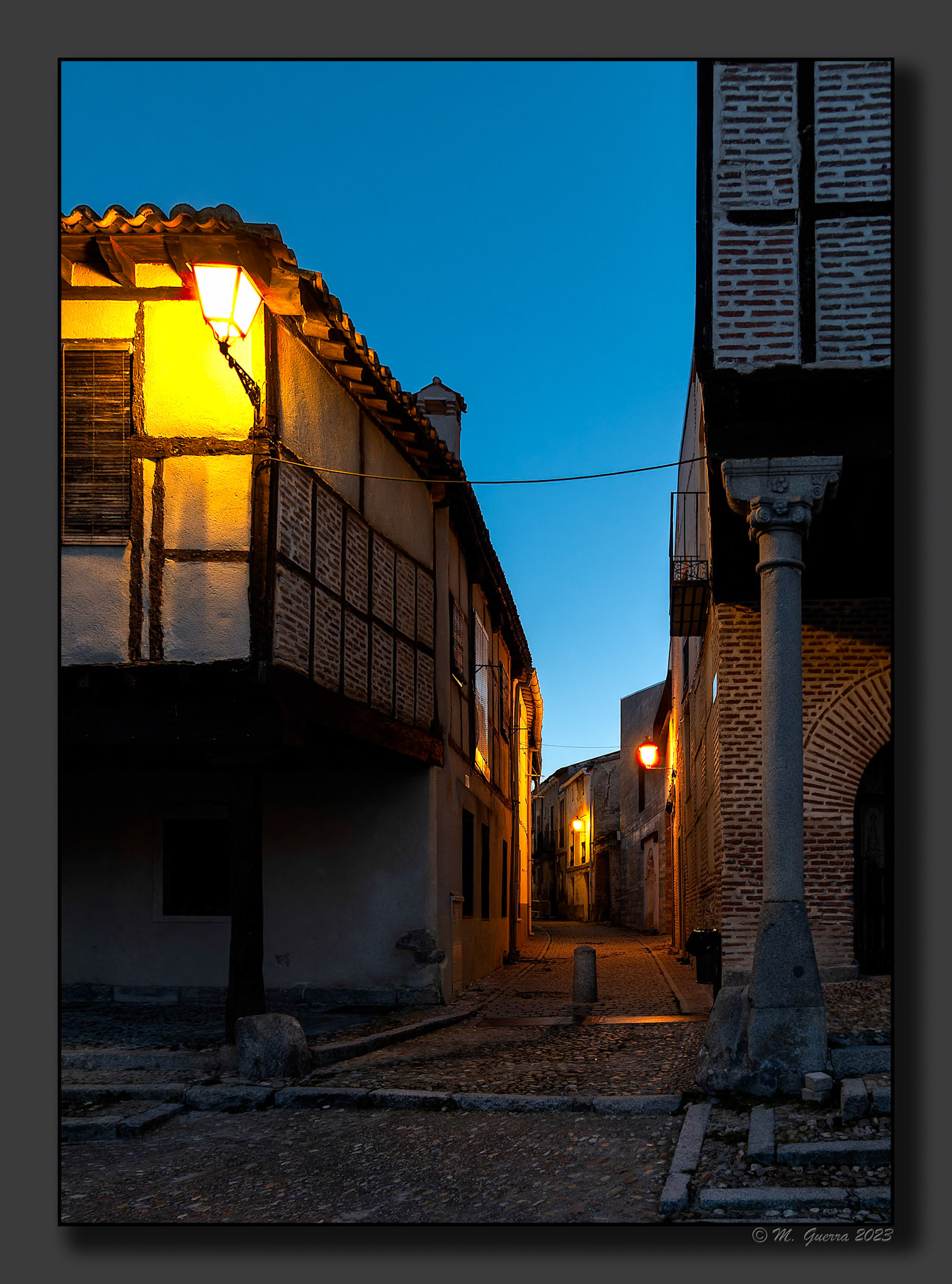 Calle en Arévalo con la luz azul. 100ASA