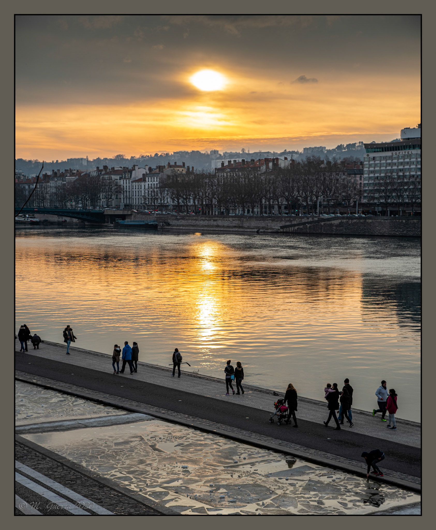 Estanque con fragmentos de hielo al lado del río en Lyon al atardecer. 100ASA