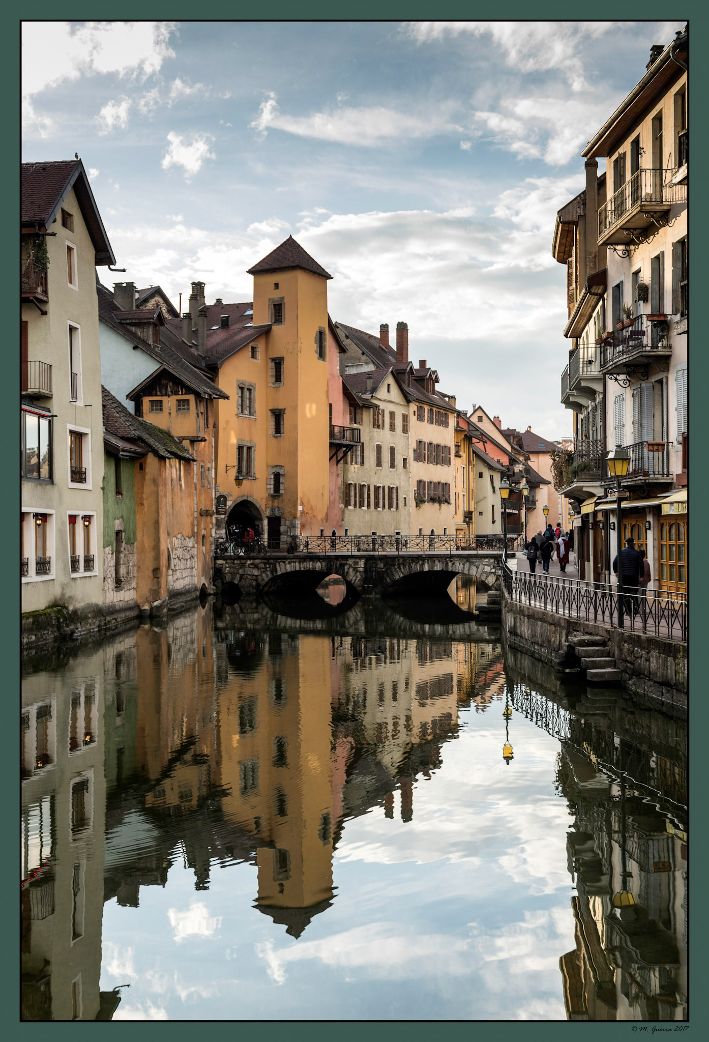 Casas reflejadas en un canal de Annecy. Ampliar. 100ASA