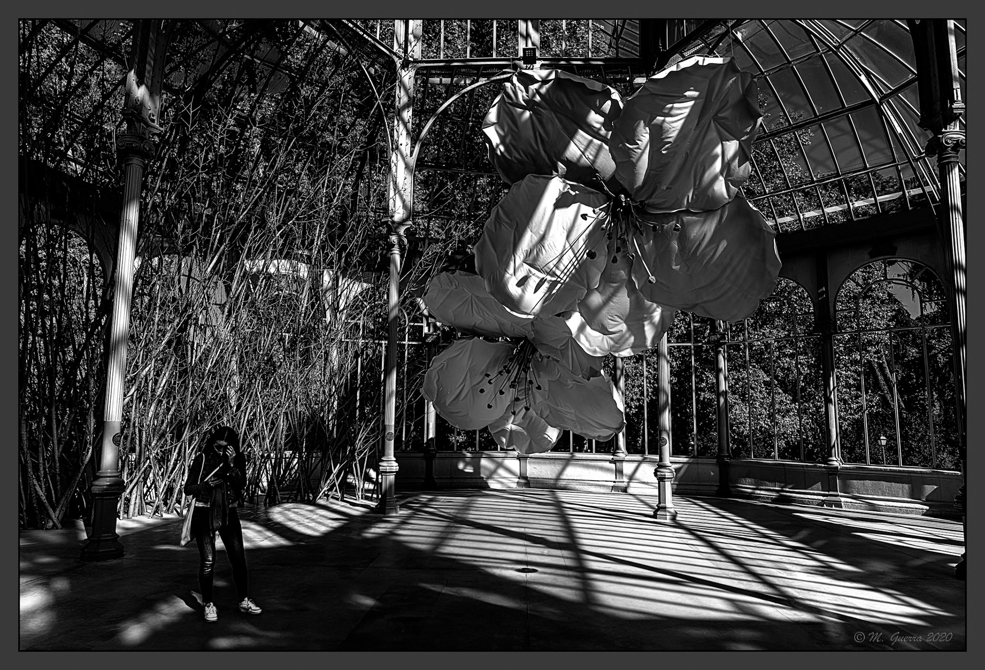 Exposición de Petrit Halilaj sobre flores de papel gigantes y otros elementos en el Palacio de Cristal en el Retiro. Ampliar
