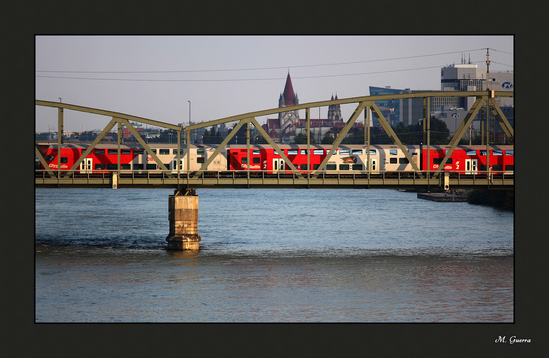 Tren sobre un puente del río Danubio en Viena. Ampliar