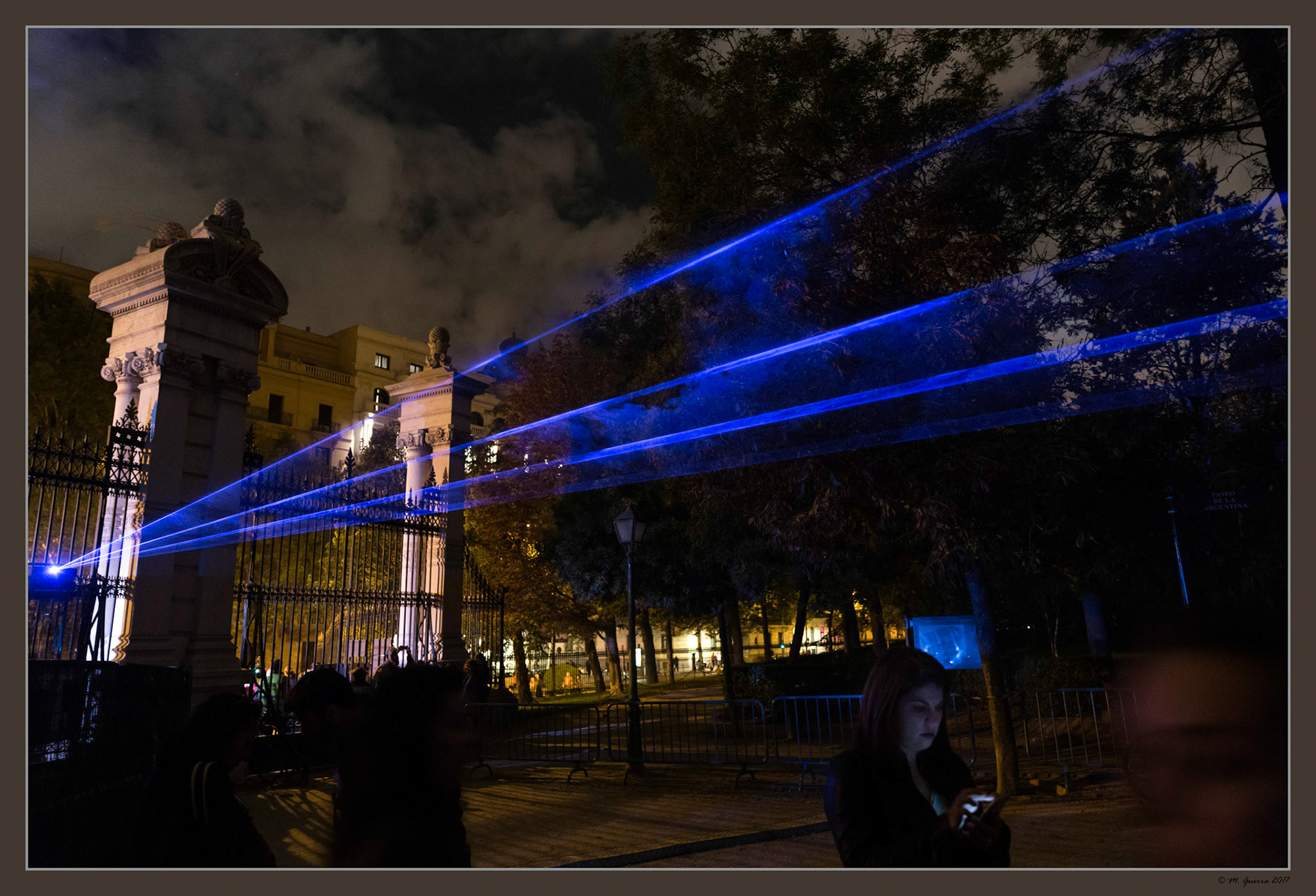 Proyección de rayo láser en el Retiro. Ampliar