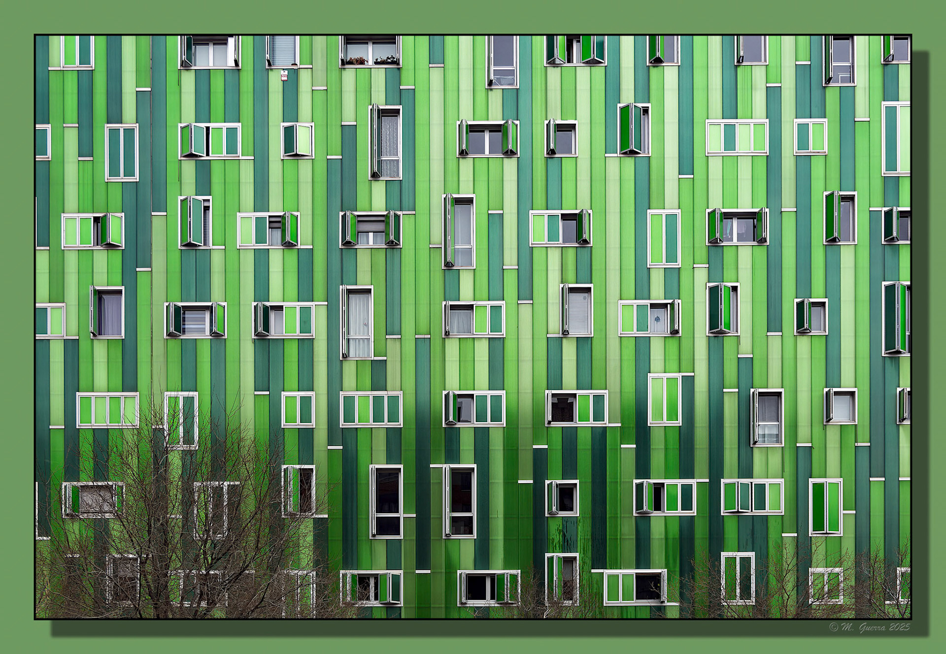 Edificio de viviendas con colores dorados en el Ensanche de Vallecas