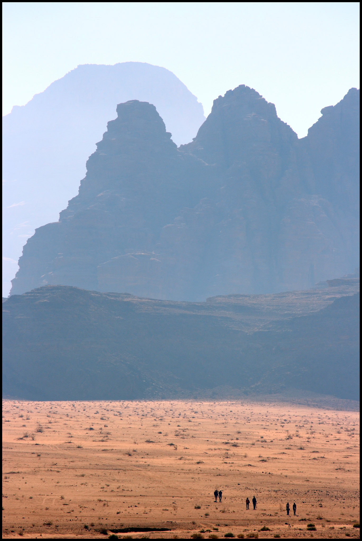 Caminantes en el desierto de Wadi Rum. Ampliar. 100ASA