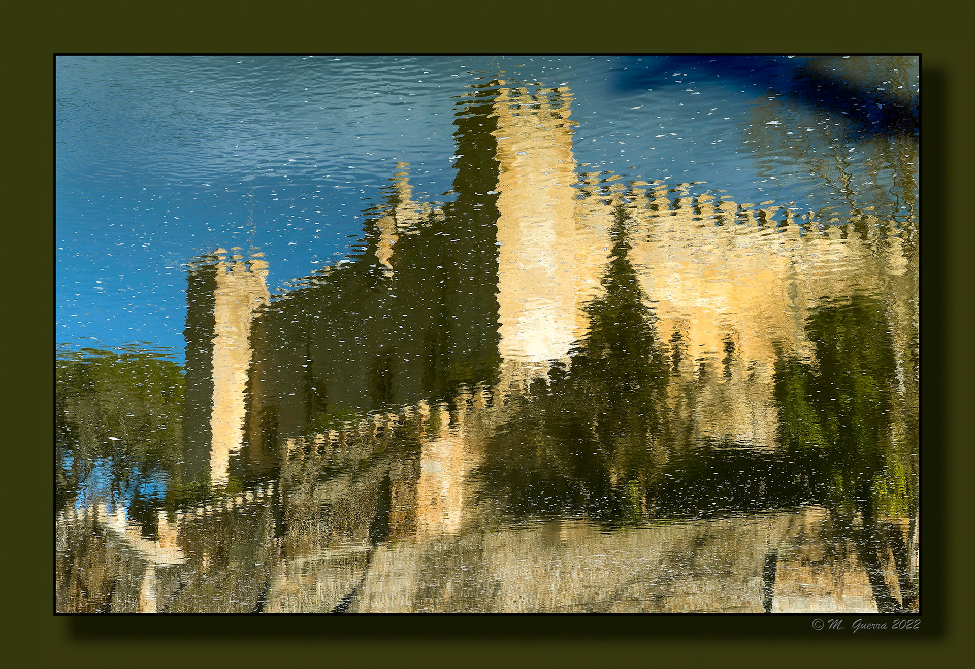 Reflejo en el río del castillo de Malpica de Tajo. 100ASA