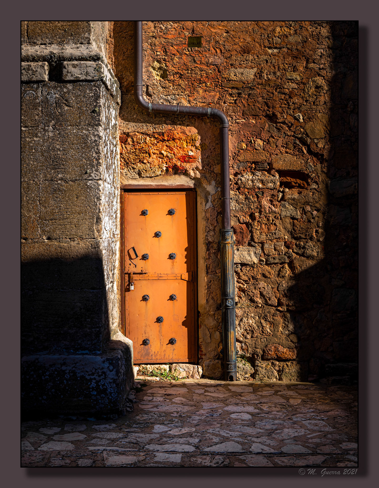Puerta metálica en Medinaceli. 100ASA