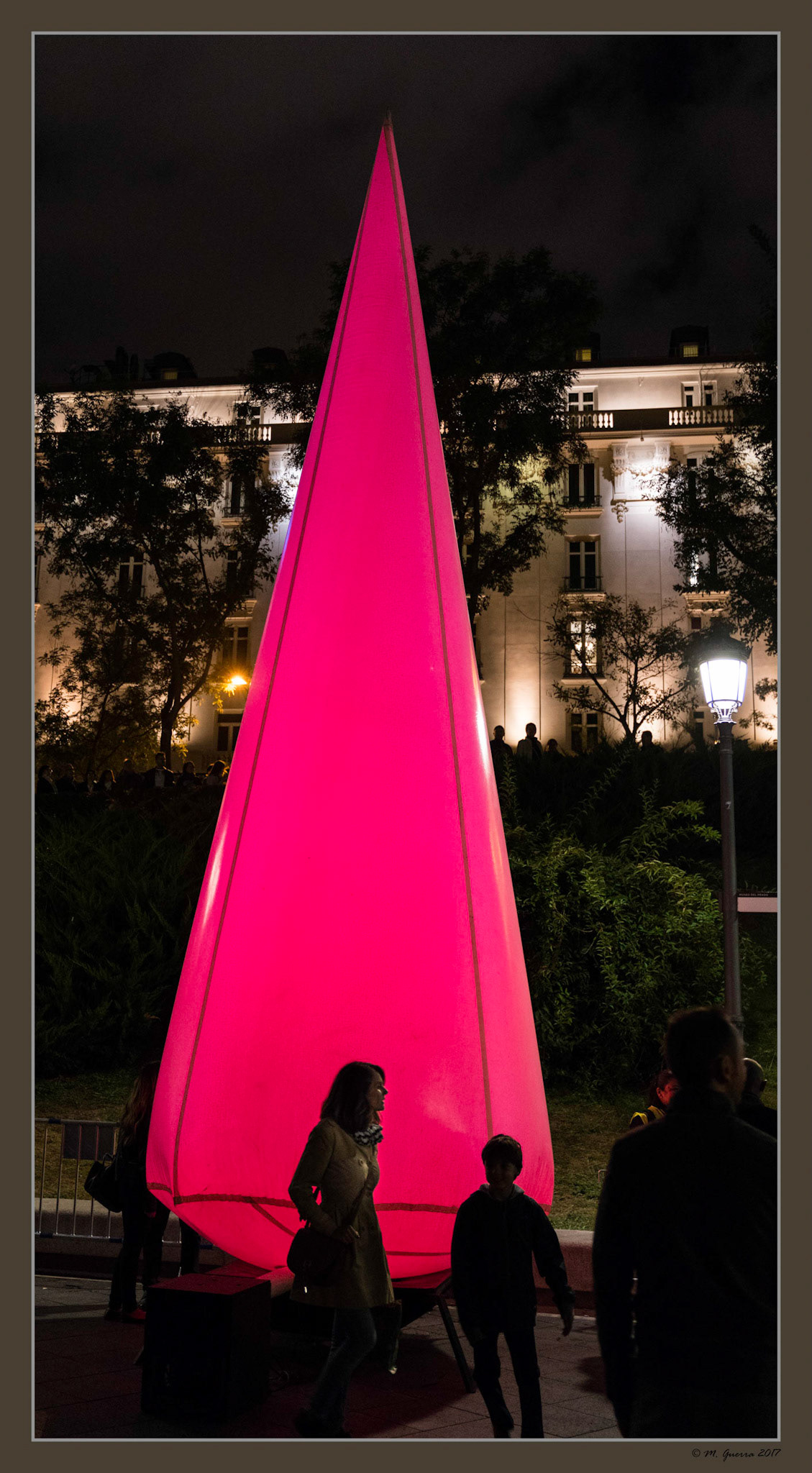 Montaje con conos iluminados al lado del museo de El Prado en Madrid. Ampliar
