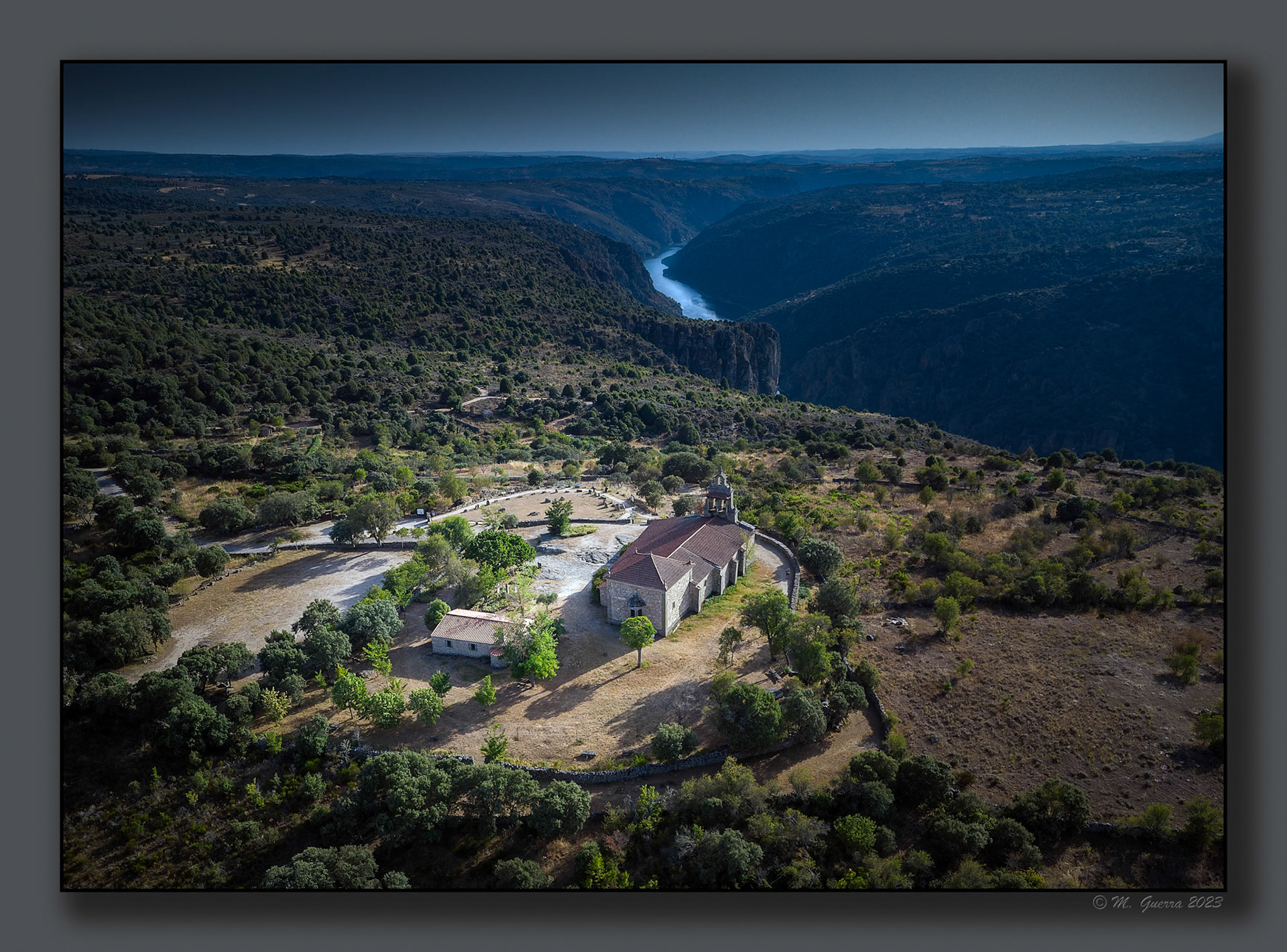 La ermita del castillo desde el dron. 100ASA